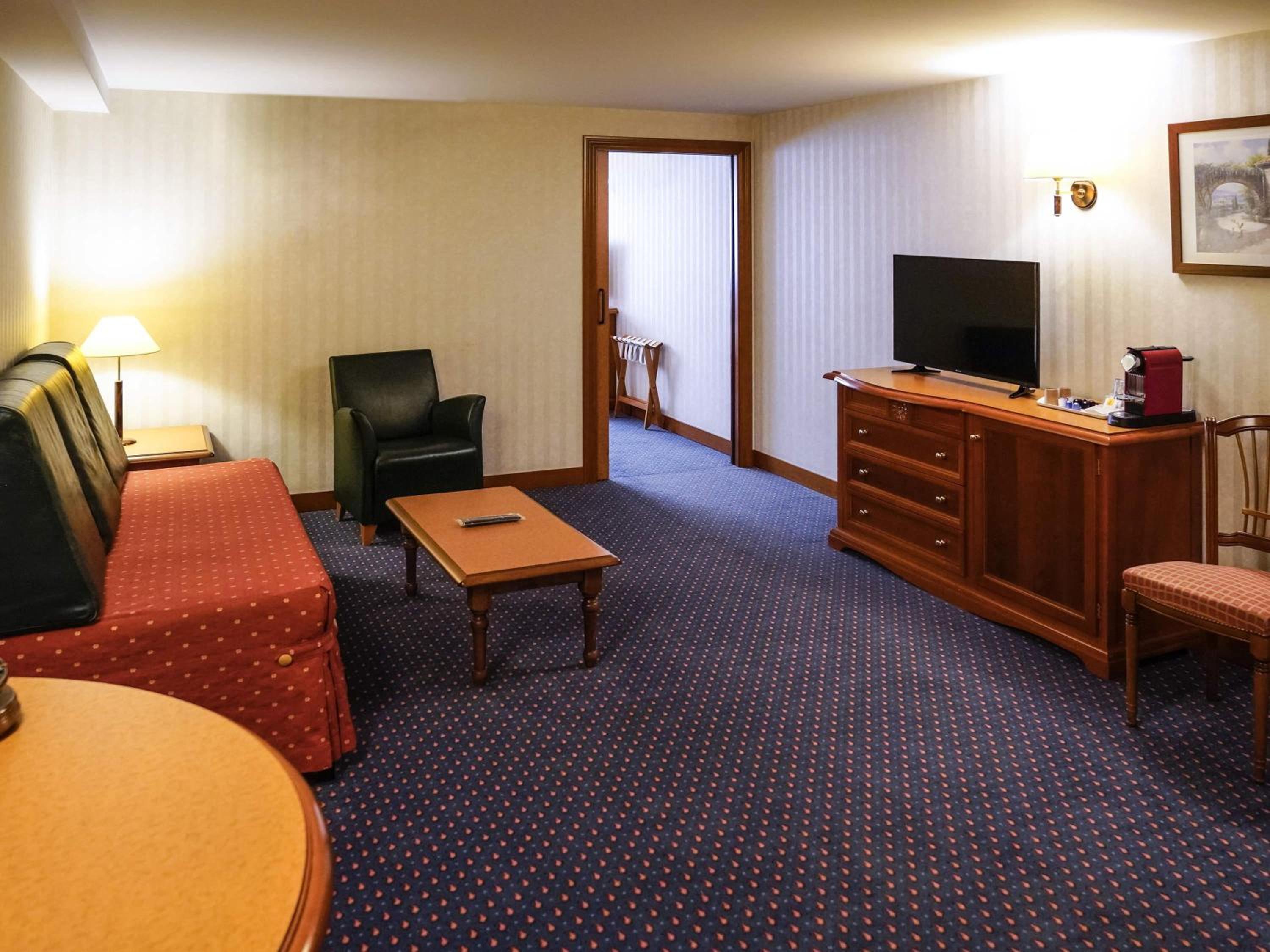 Superior Room with One Double Bed and Two Single Beds - Non-Smoking photo 2