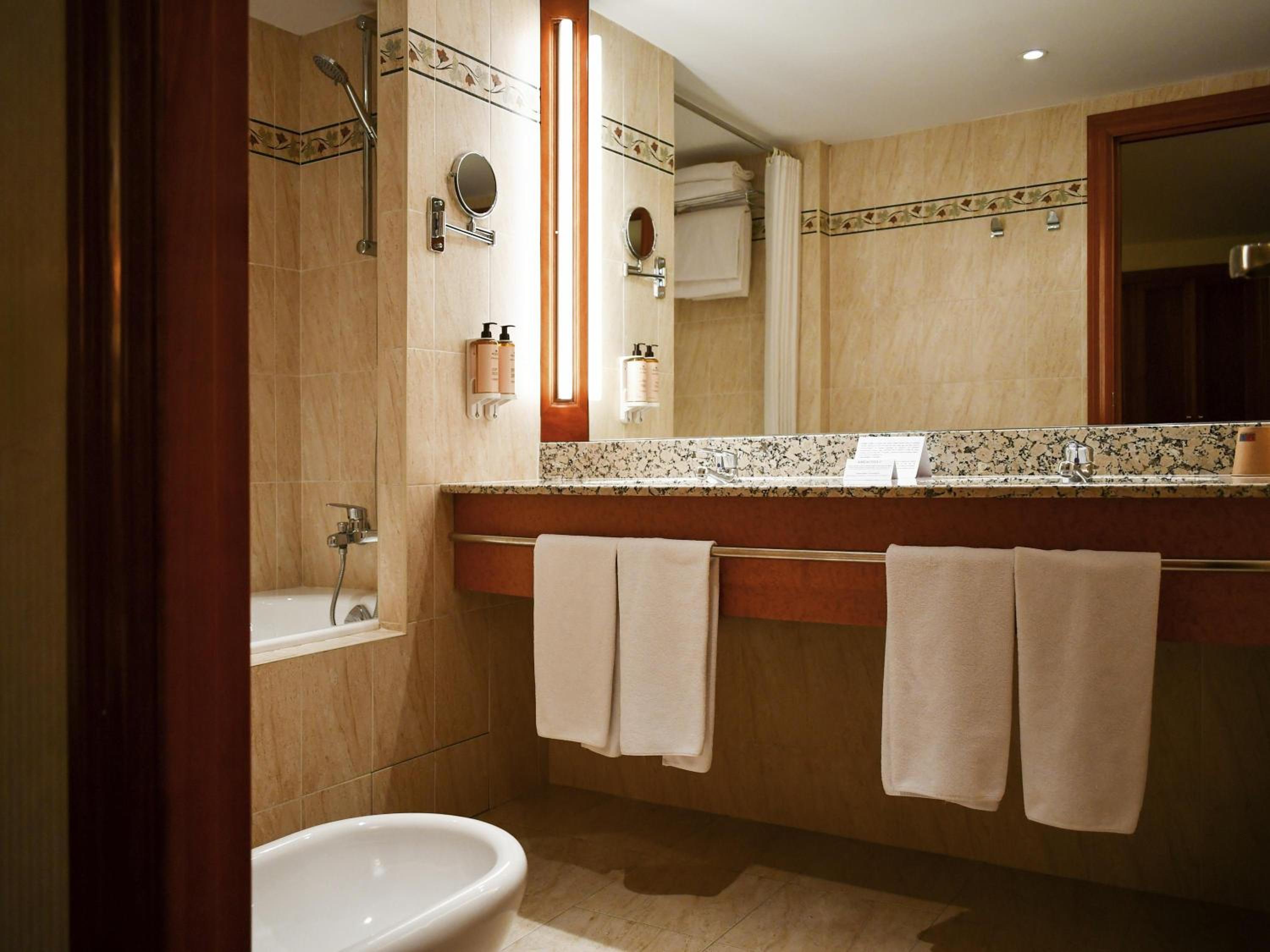 Superior Room with One Double Bed and Two Single Beds - Non-Smoking photo 3