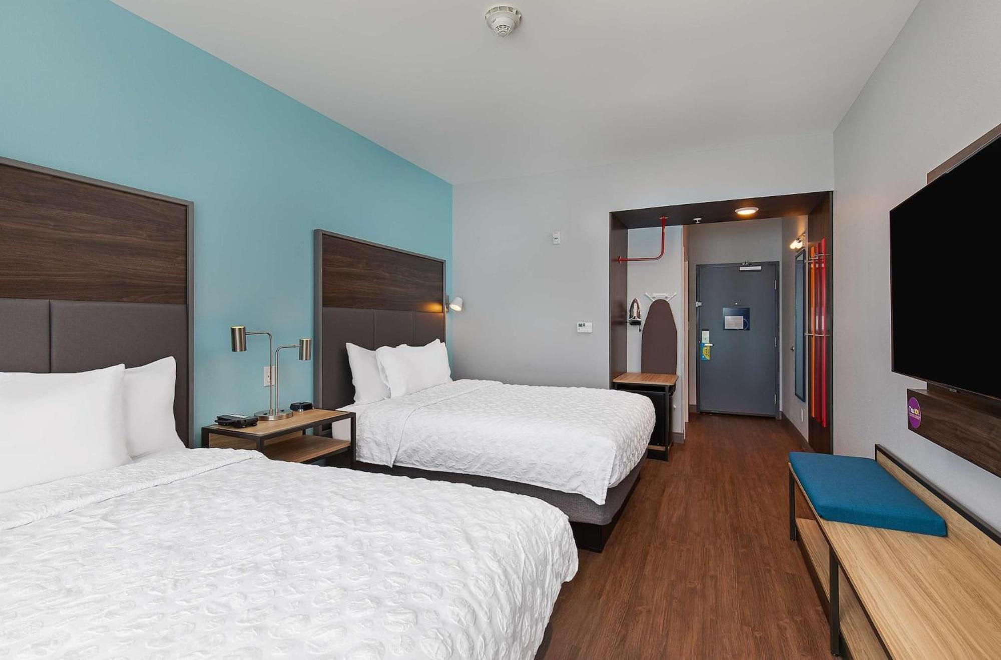 Queen Room with Two Queen Beds and Walk-In Shower - Photo 4