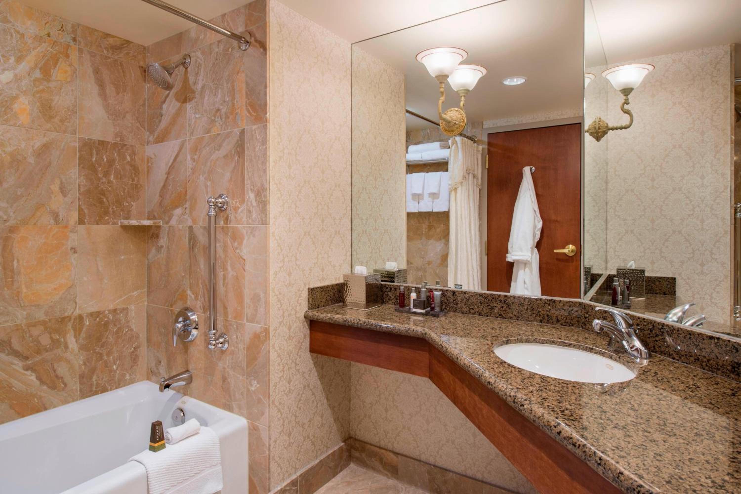 King Guest Room with Club Access - Photo 3