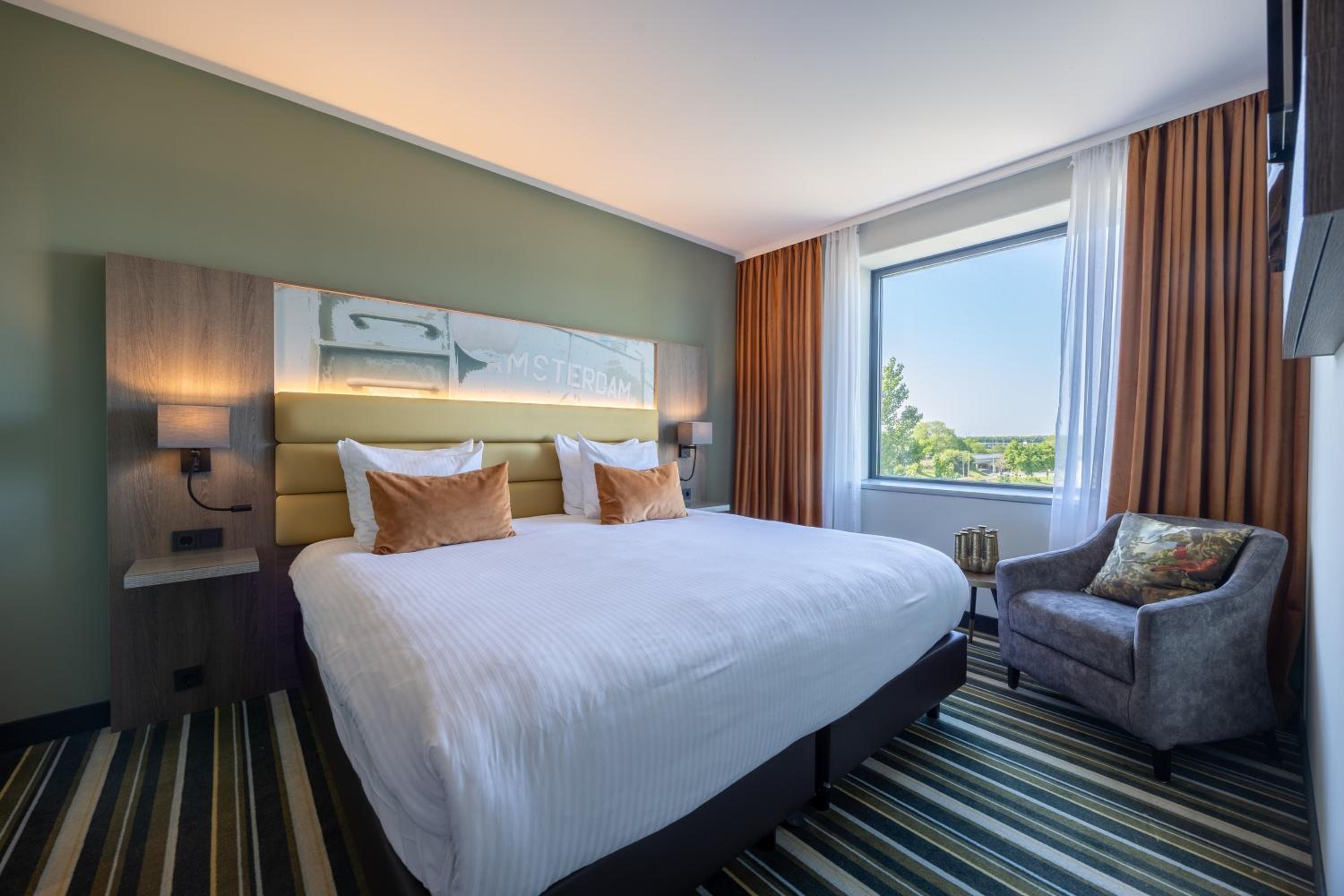Suite 1 King Bed 1 Queen Bed photo 2