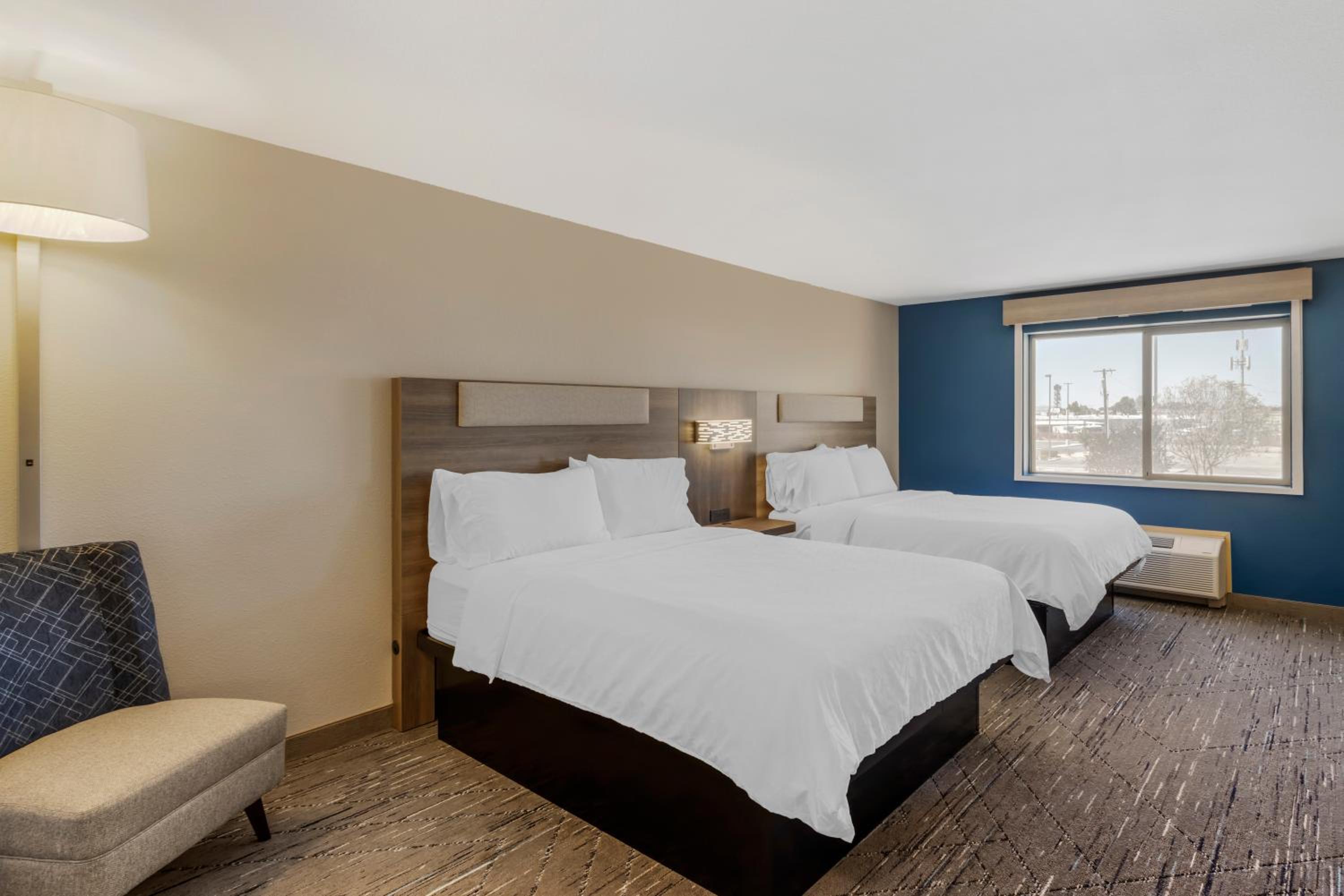 Standard Queen Room with Two Queen Beds photo 2