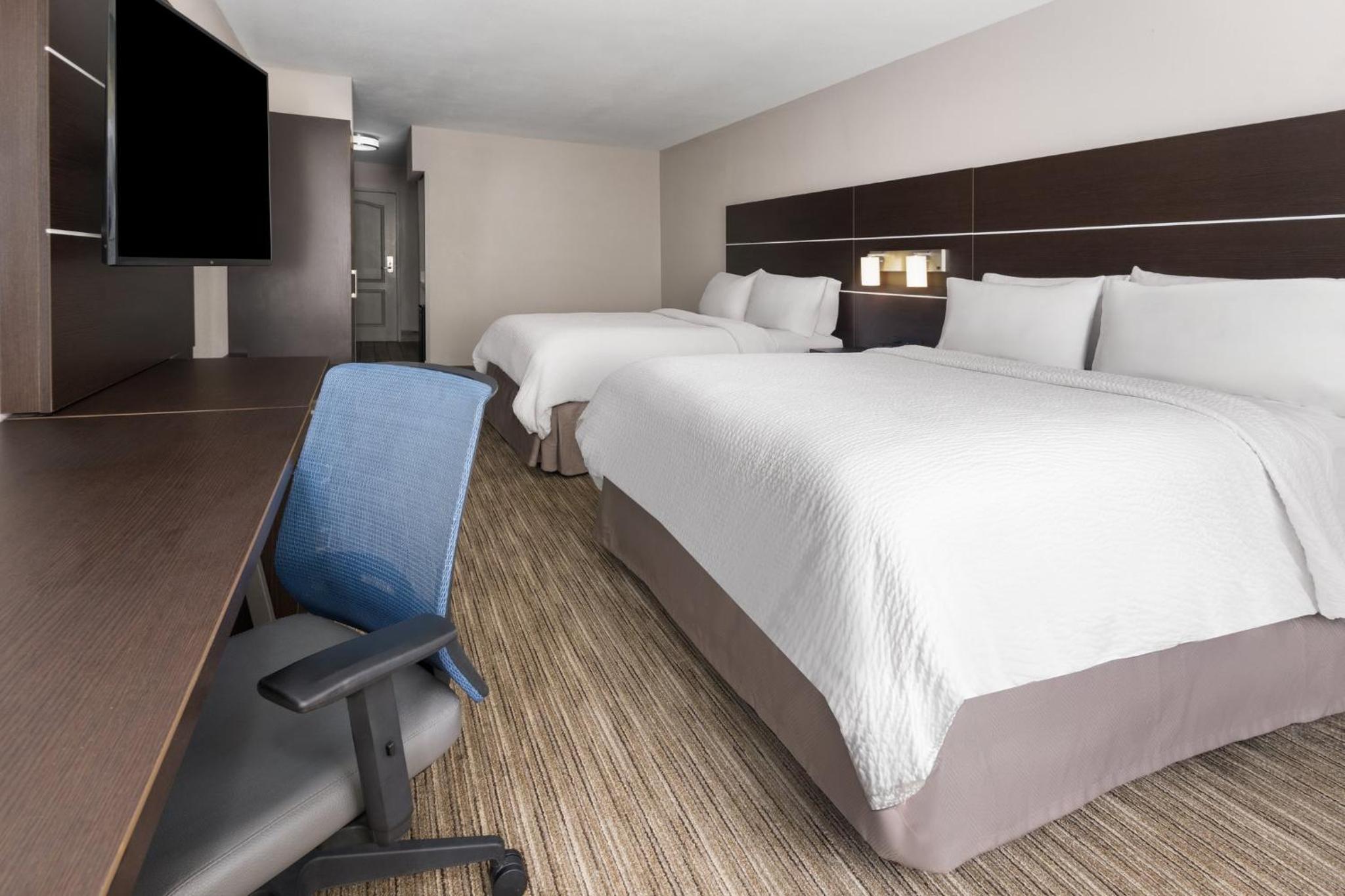 Standard Double Room with Two Double Beds and Accessible Tub - Mobility Access - Photo 2
