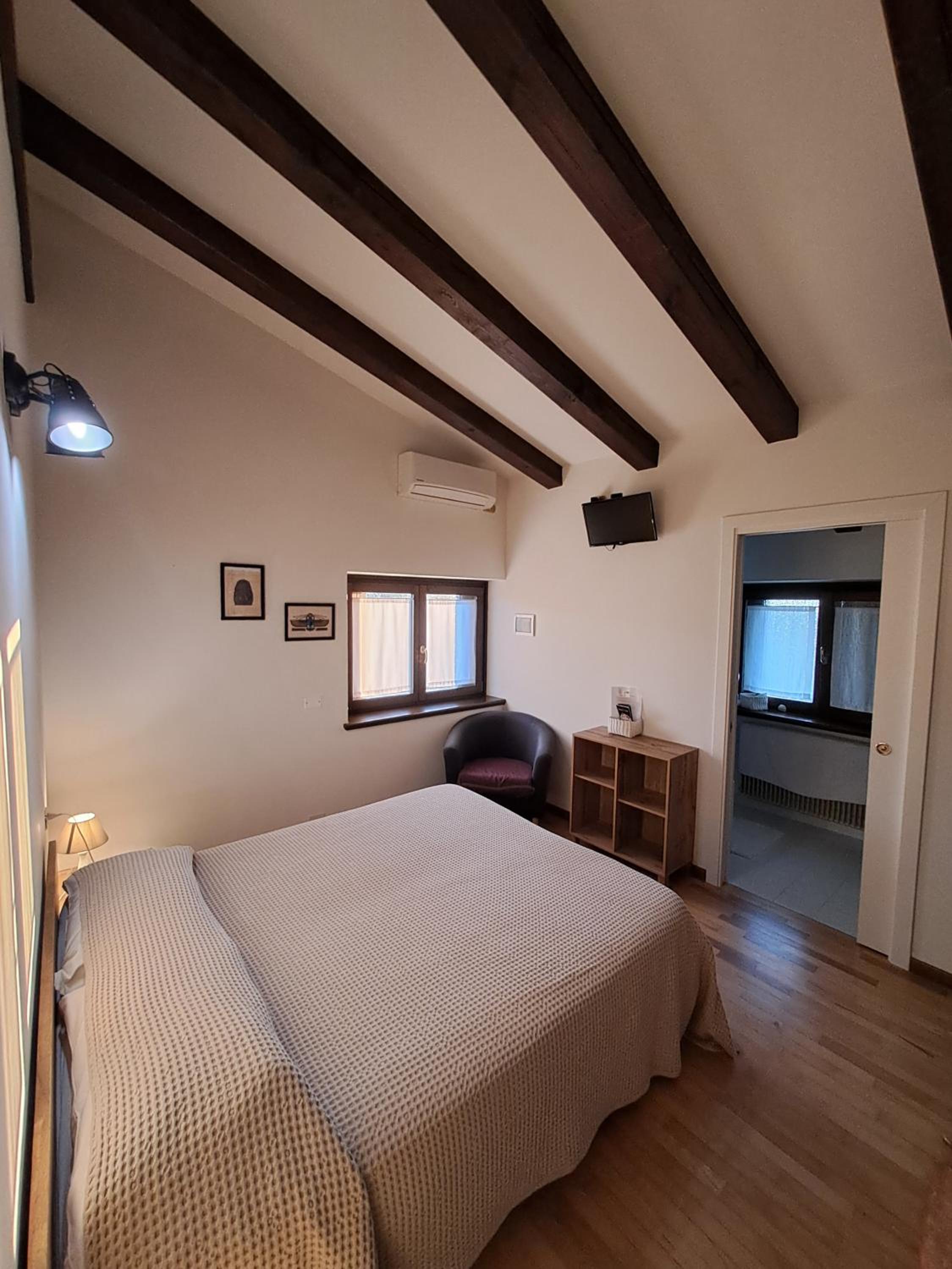 Queen Room photo 2