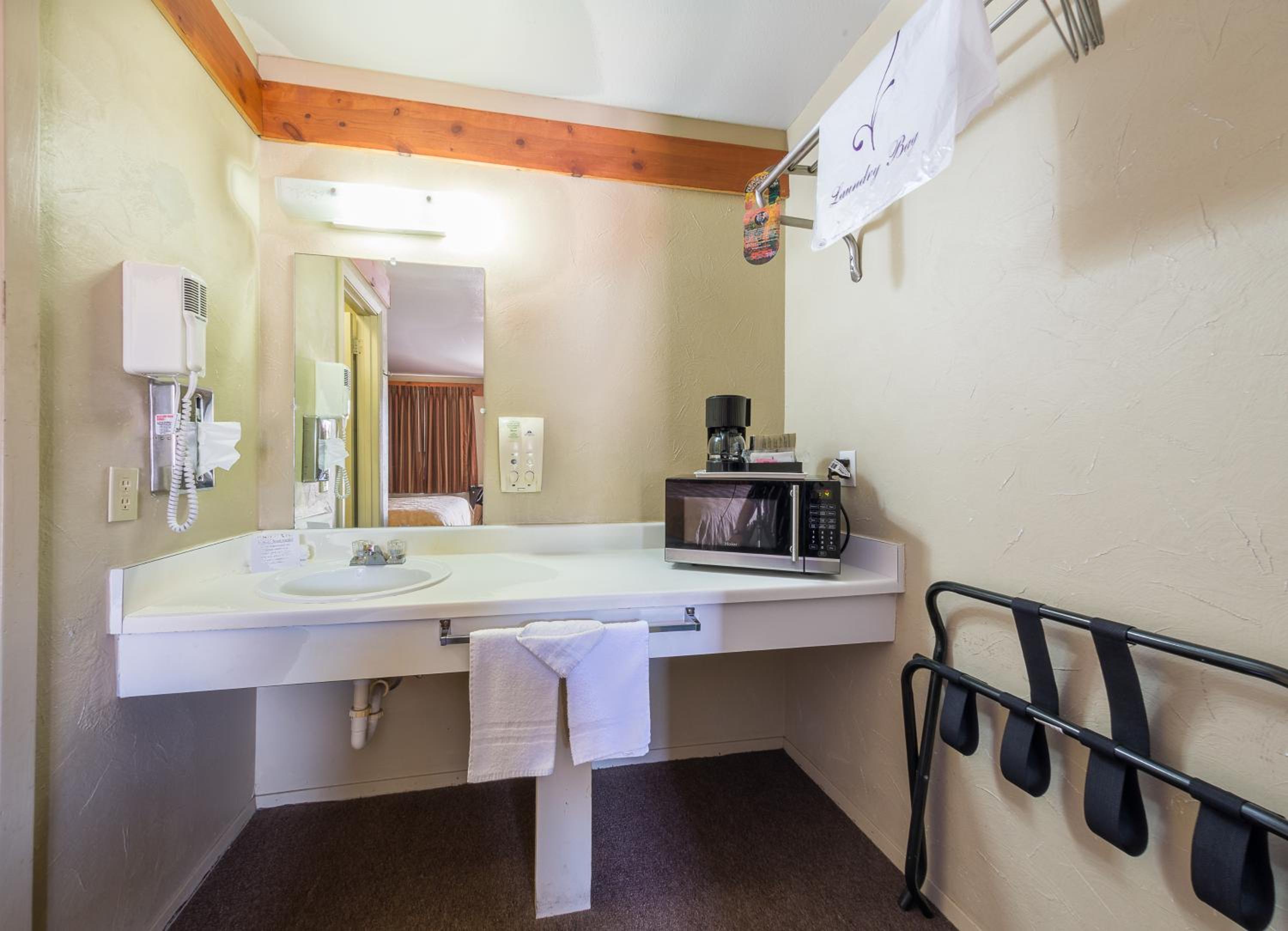 King Room - Non-Smoking - Photo 7