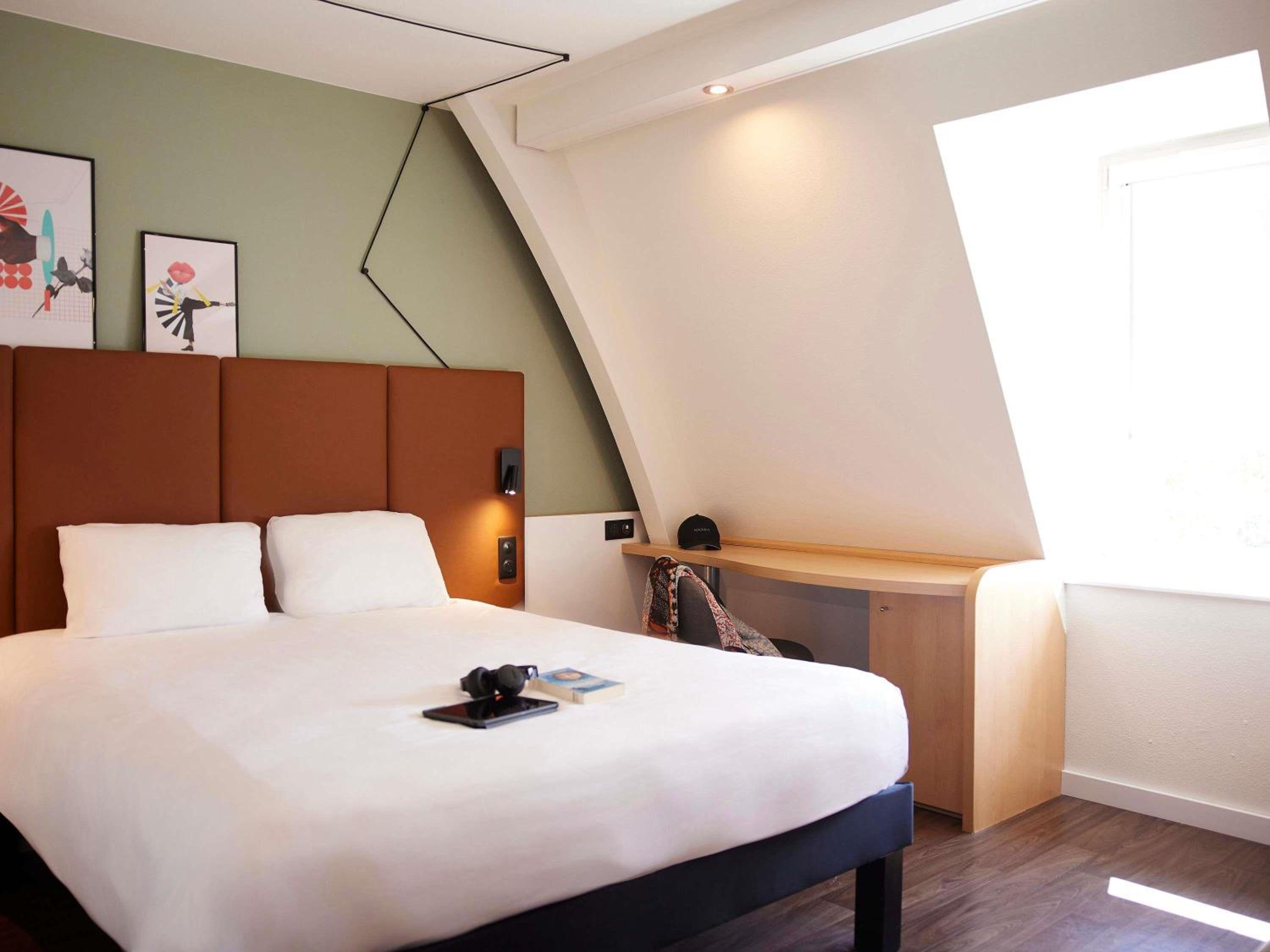 Standard Room with One Double Bed and One Single Bed photo 3