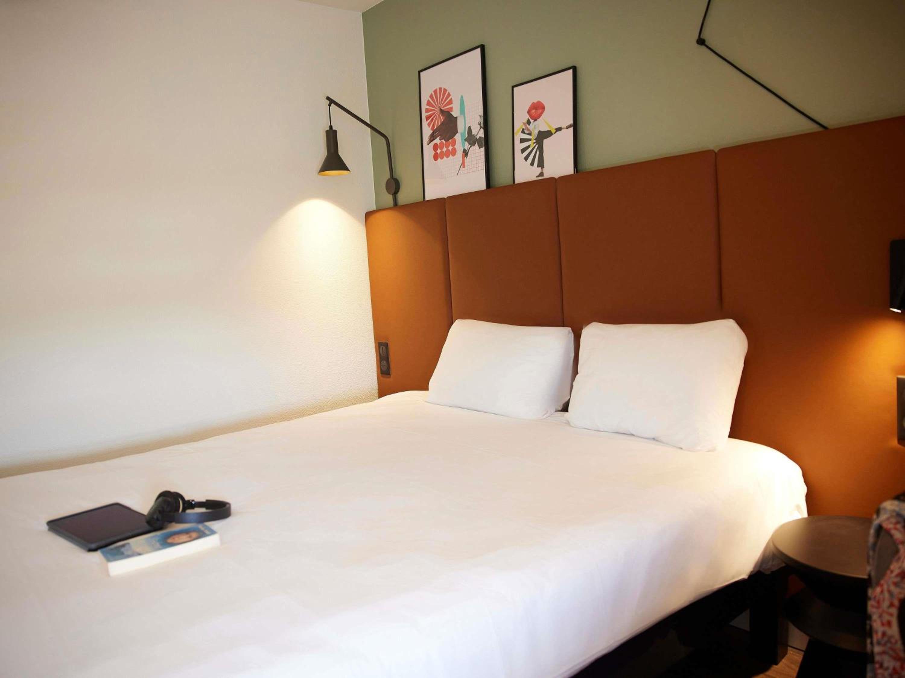 Standard Room with One Double Bed and One Single Bed photo 2