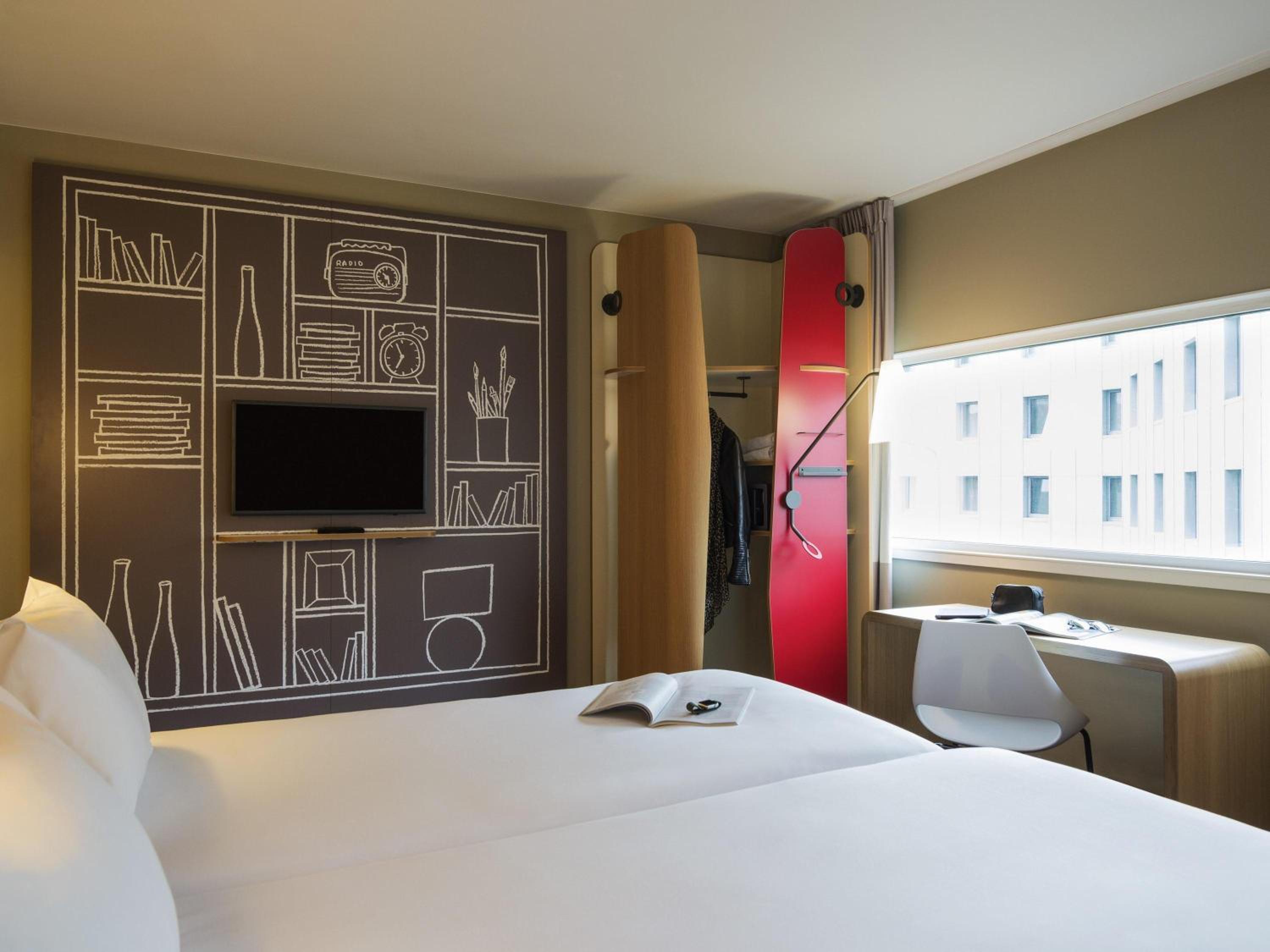 Superior Room with One Double Bed and Two Single Beds photo 2