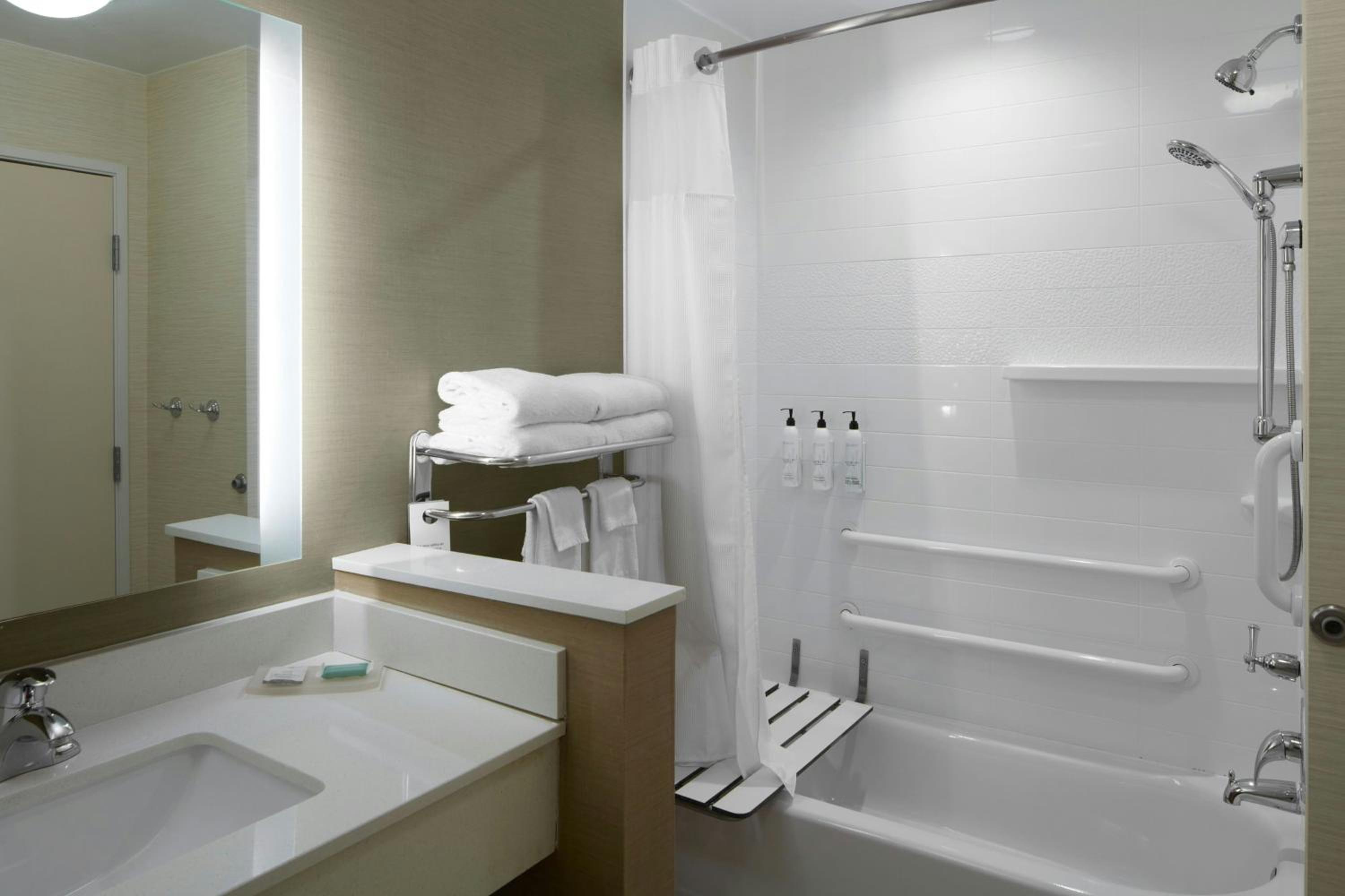 Queen Room with Two Queen Beds and Bathtub - Mobility Access/Hearing Accessible