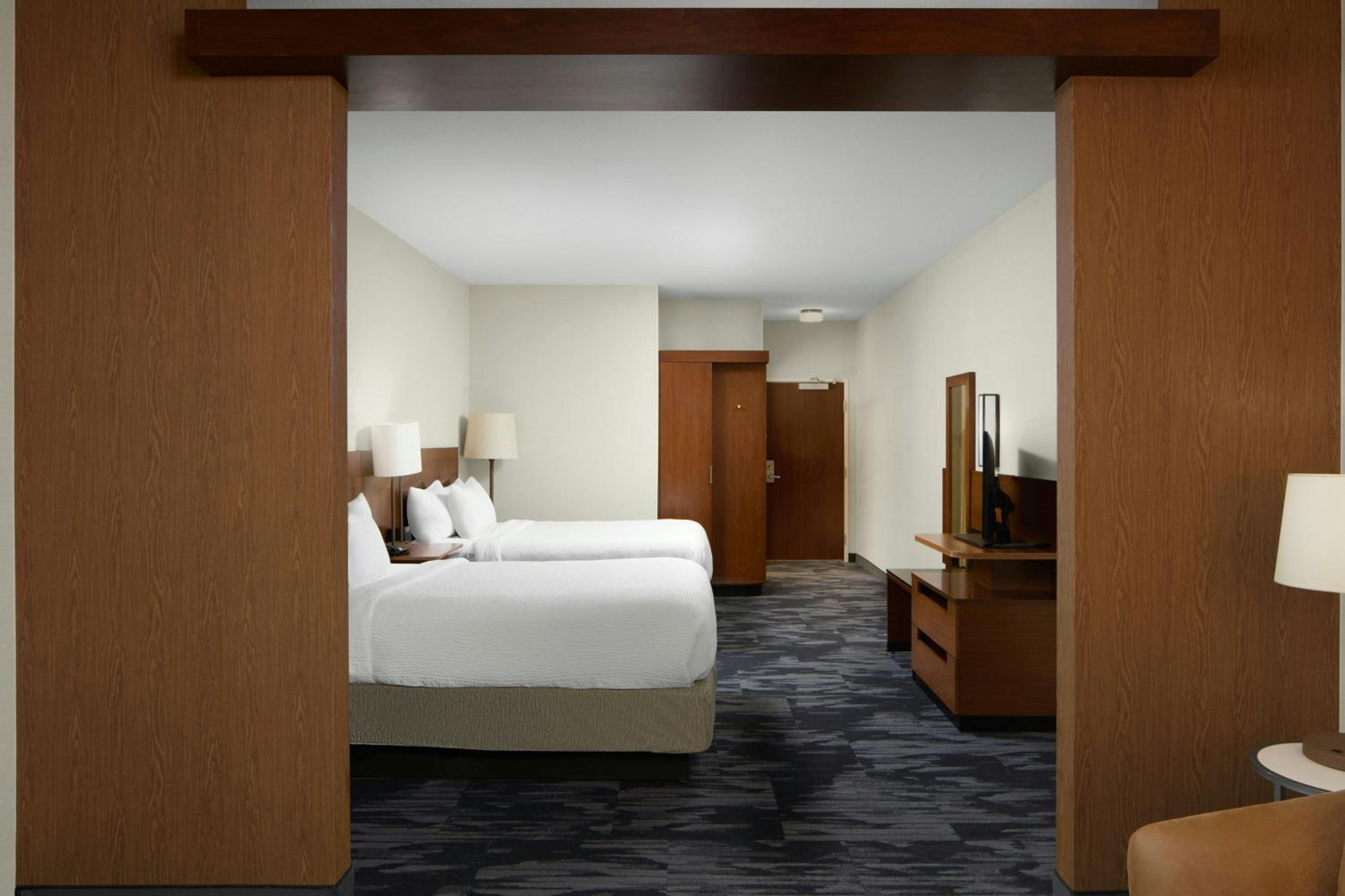 Queen Suite with Sofa Bed and Adapted Tub - Mobility Accessible