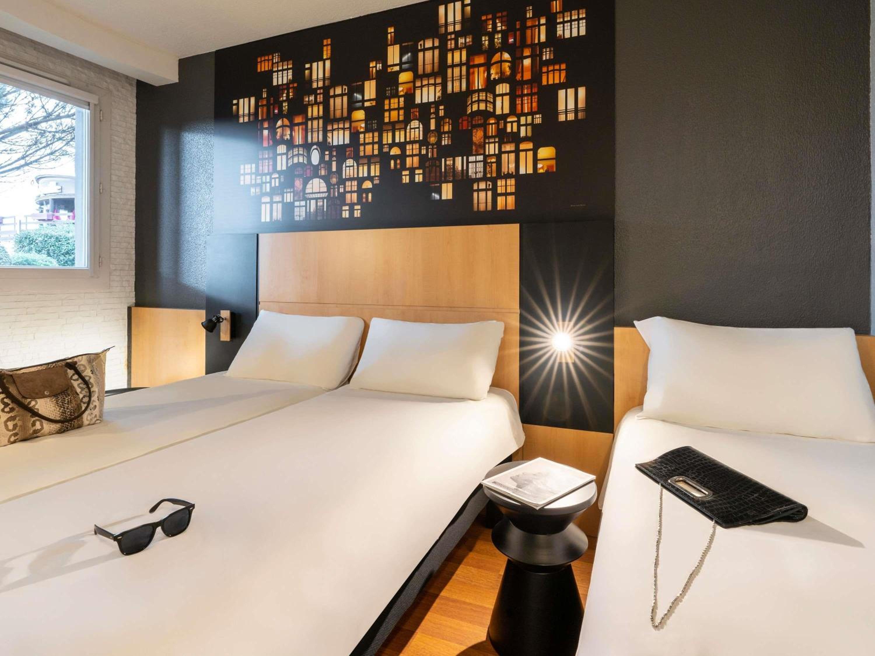 Standard Room With Three Single Beds - Photo 2