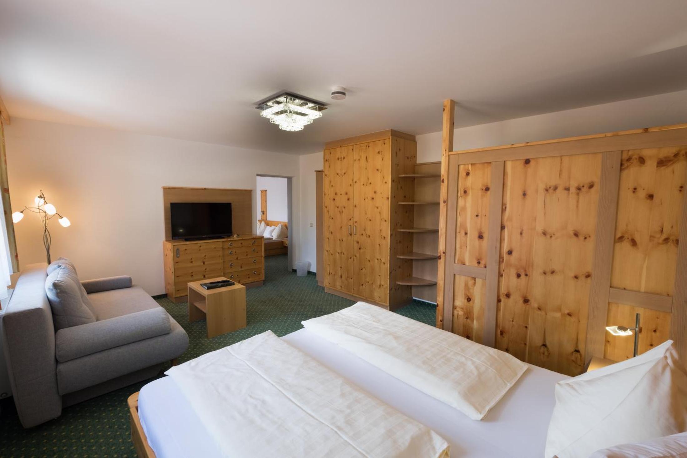 Family Suite (2 Adults + 2 Children) photo 3