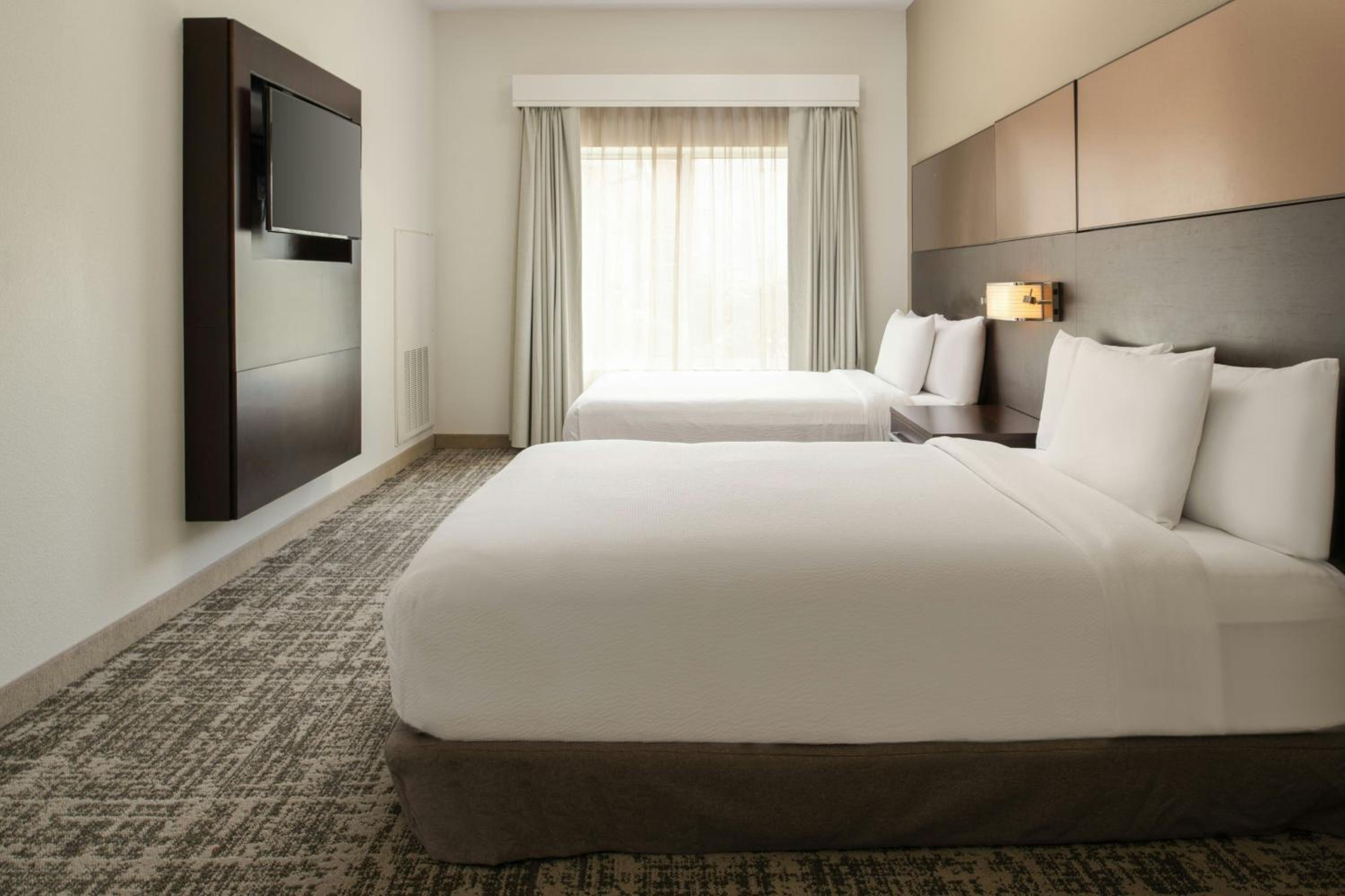 One-Bedroom Suite with Two Queen Beds and Sofa Bed - Hearing Accessible photo 3