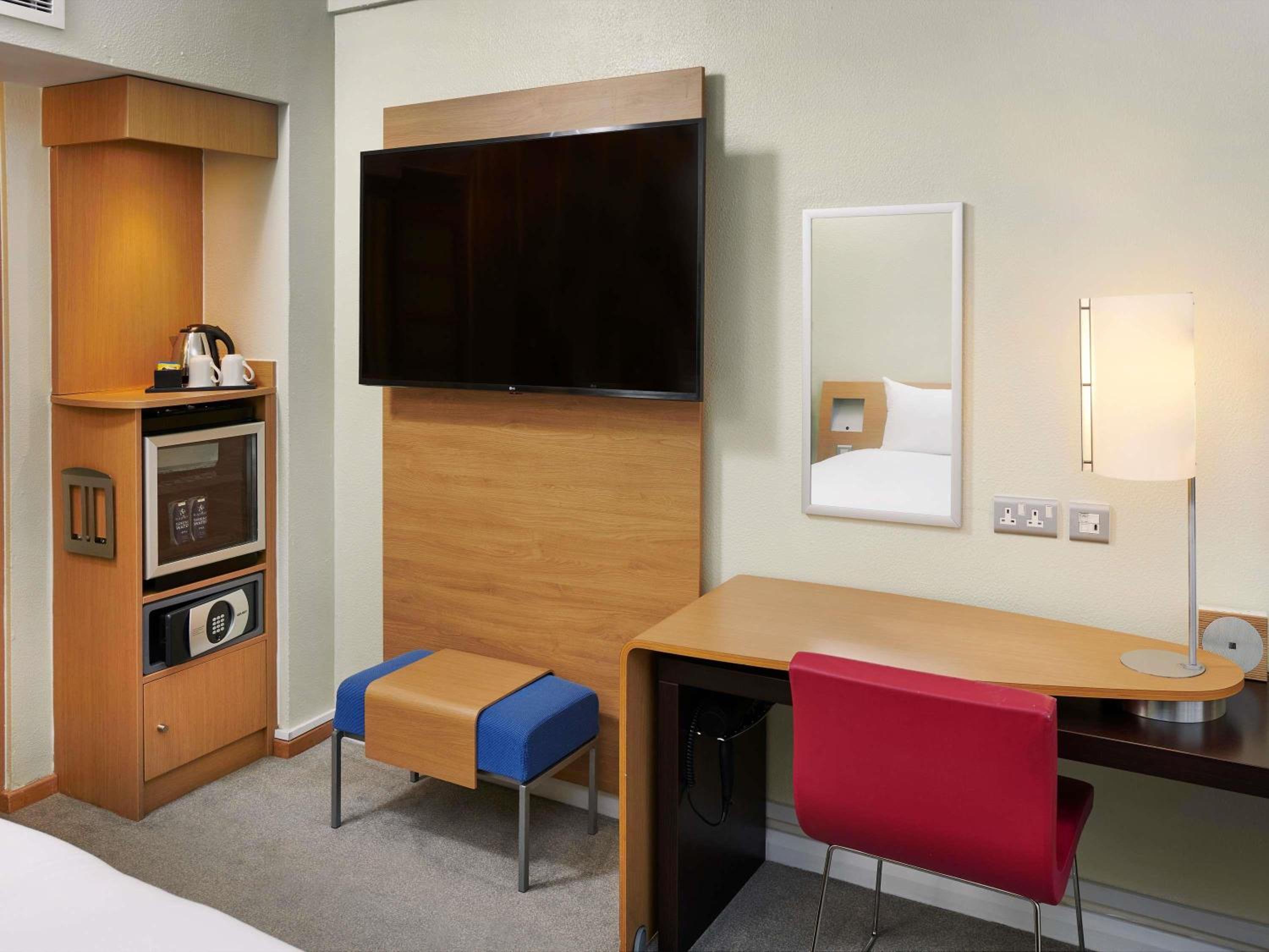 Superior Room with Three Single Beds thumbnail 5