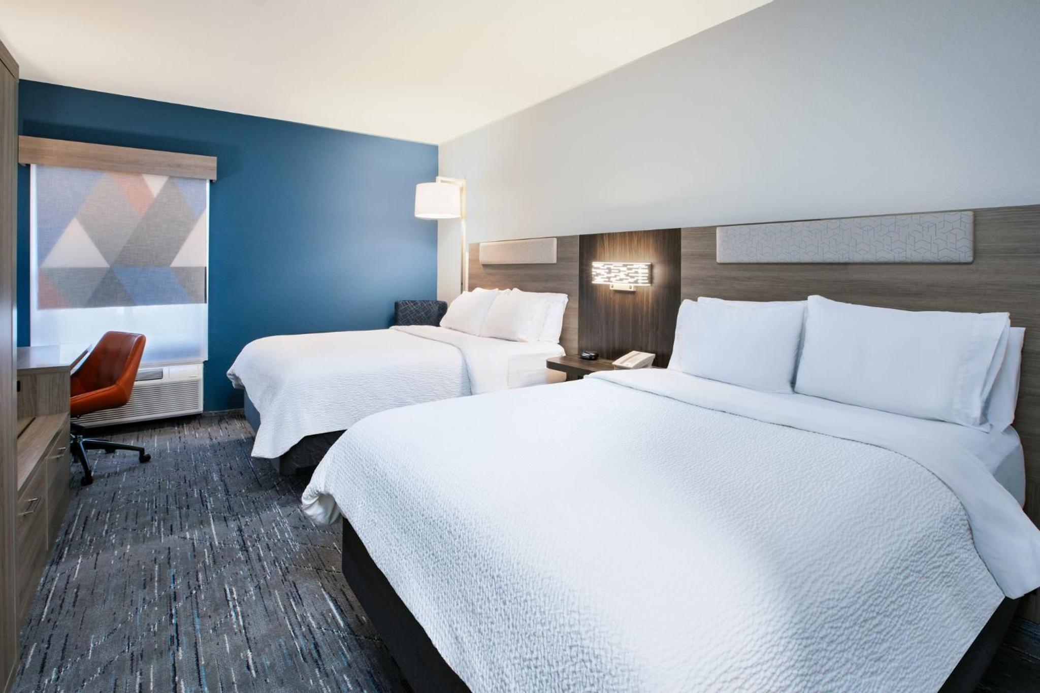 Standard Room with Two Queen Beds - Photo 3