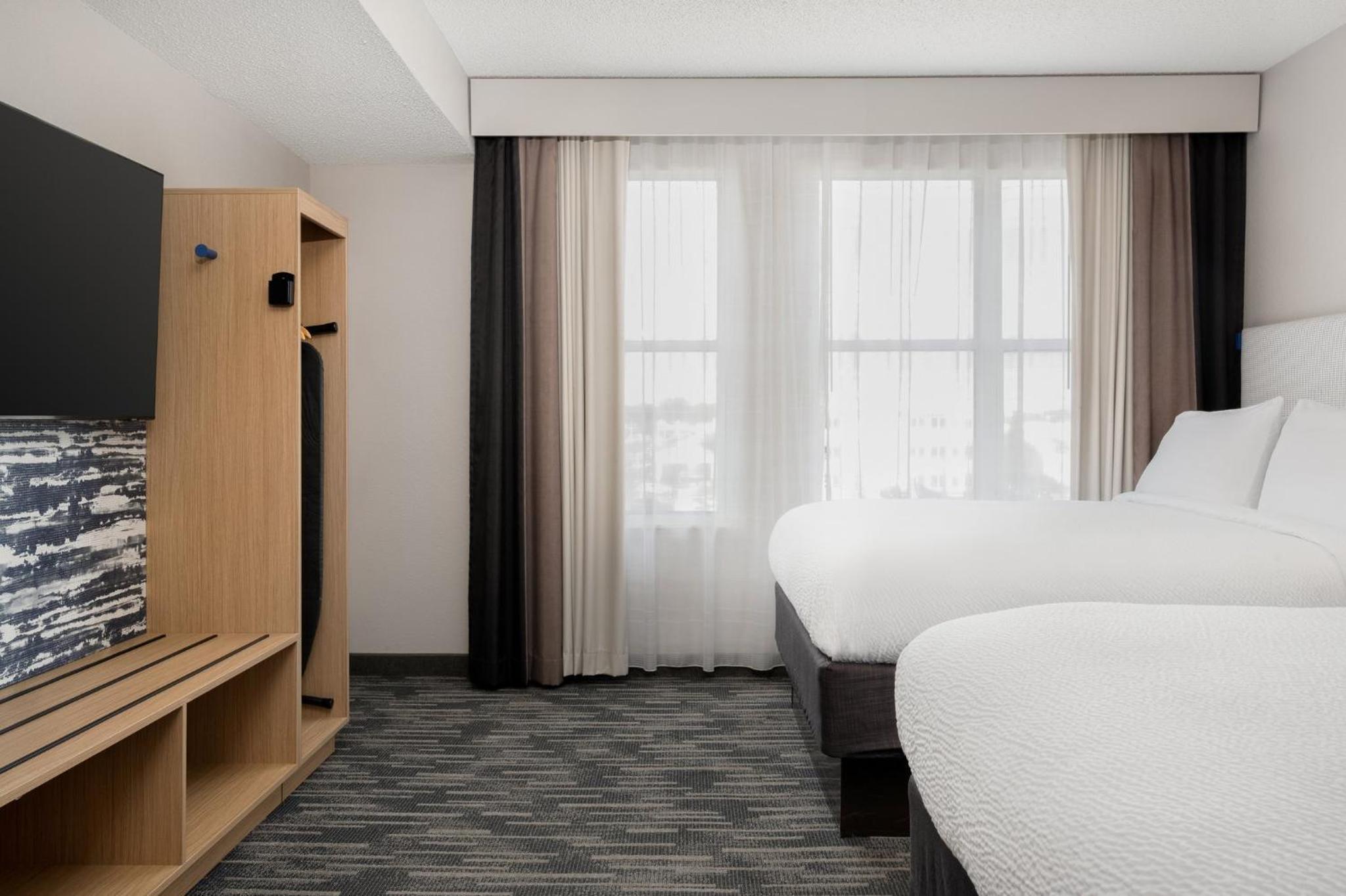 Standard Room with Two Queen Beds - Photo 3