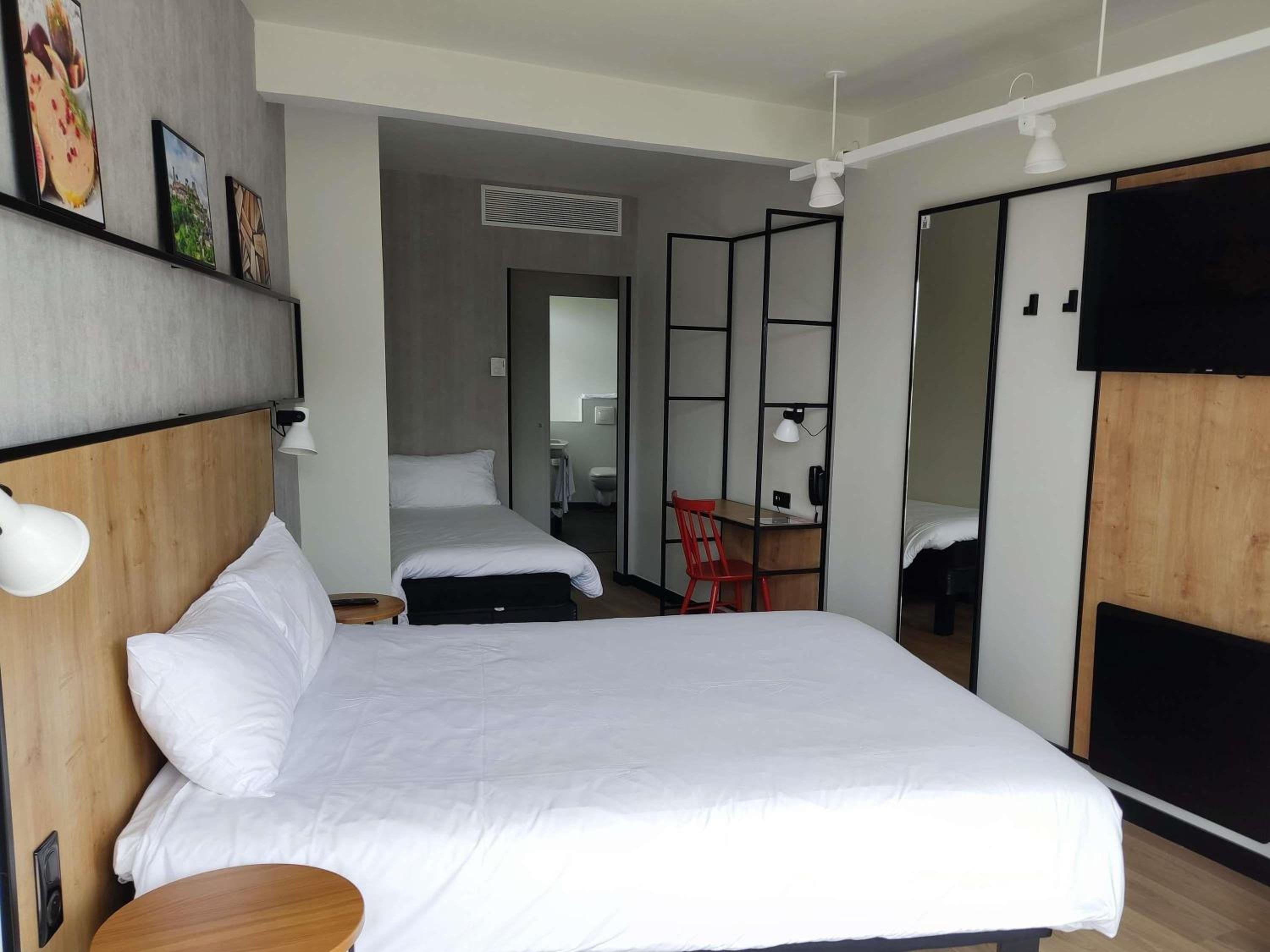 Standard Room with One Double Bed and One Single Bed and Balcony - Photo 2