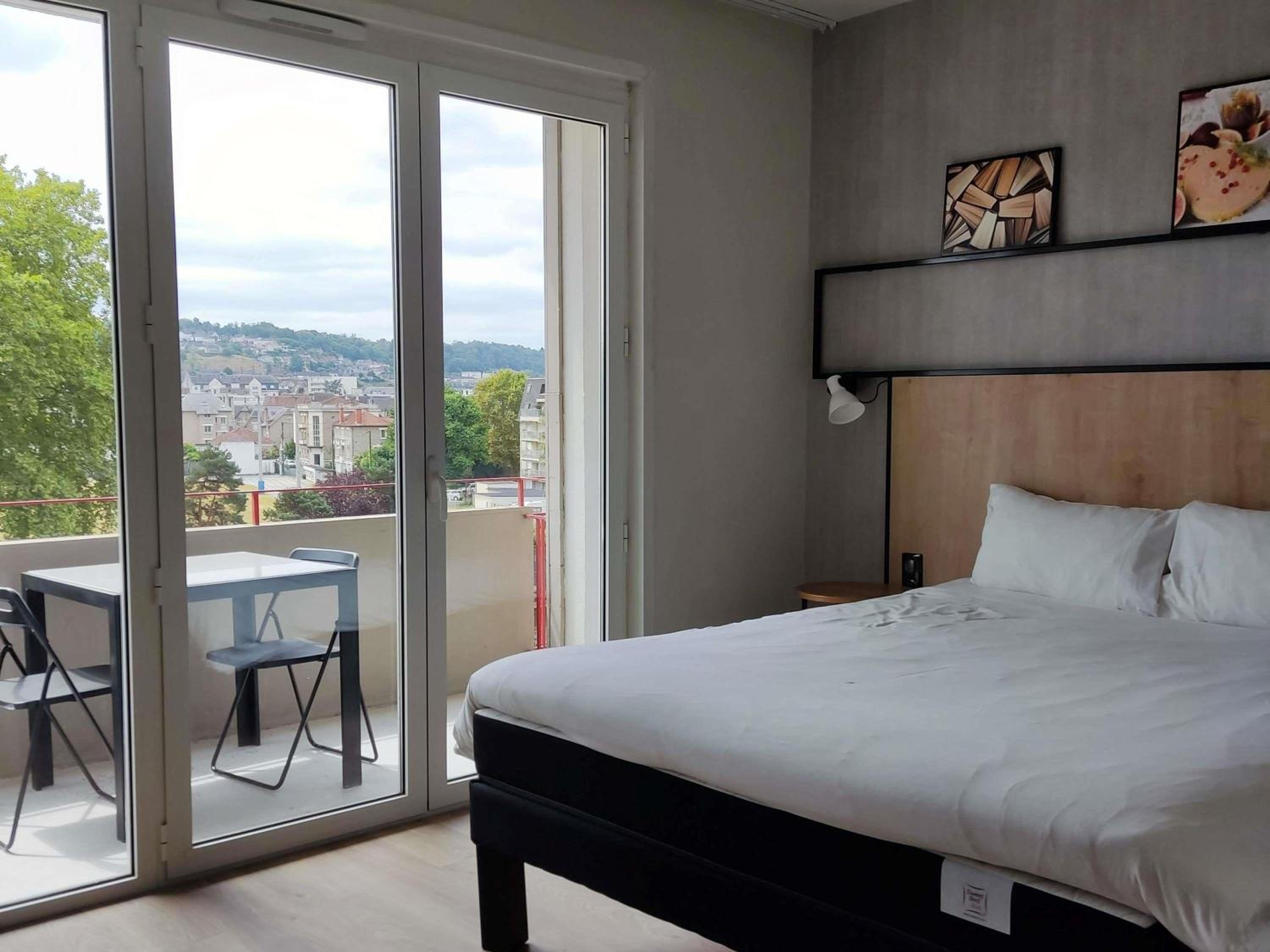 Standard Room with One Double Bed and One Single Bed and Balcony - Photo 3