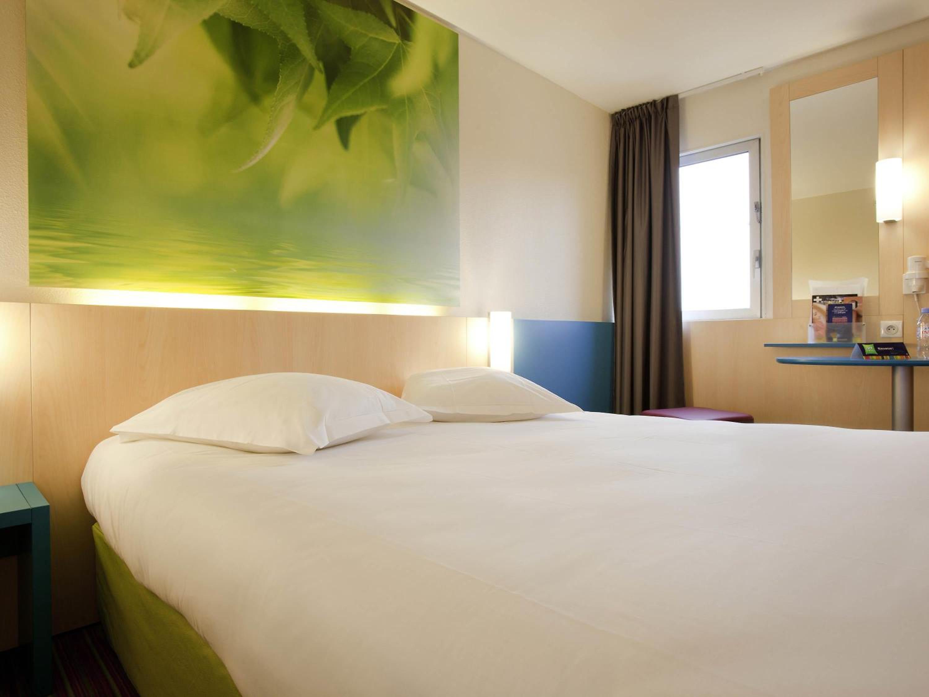 Standard Room with One Double Bed and One Single Bed - Photo 3