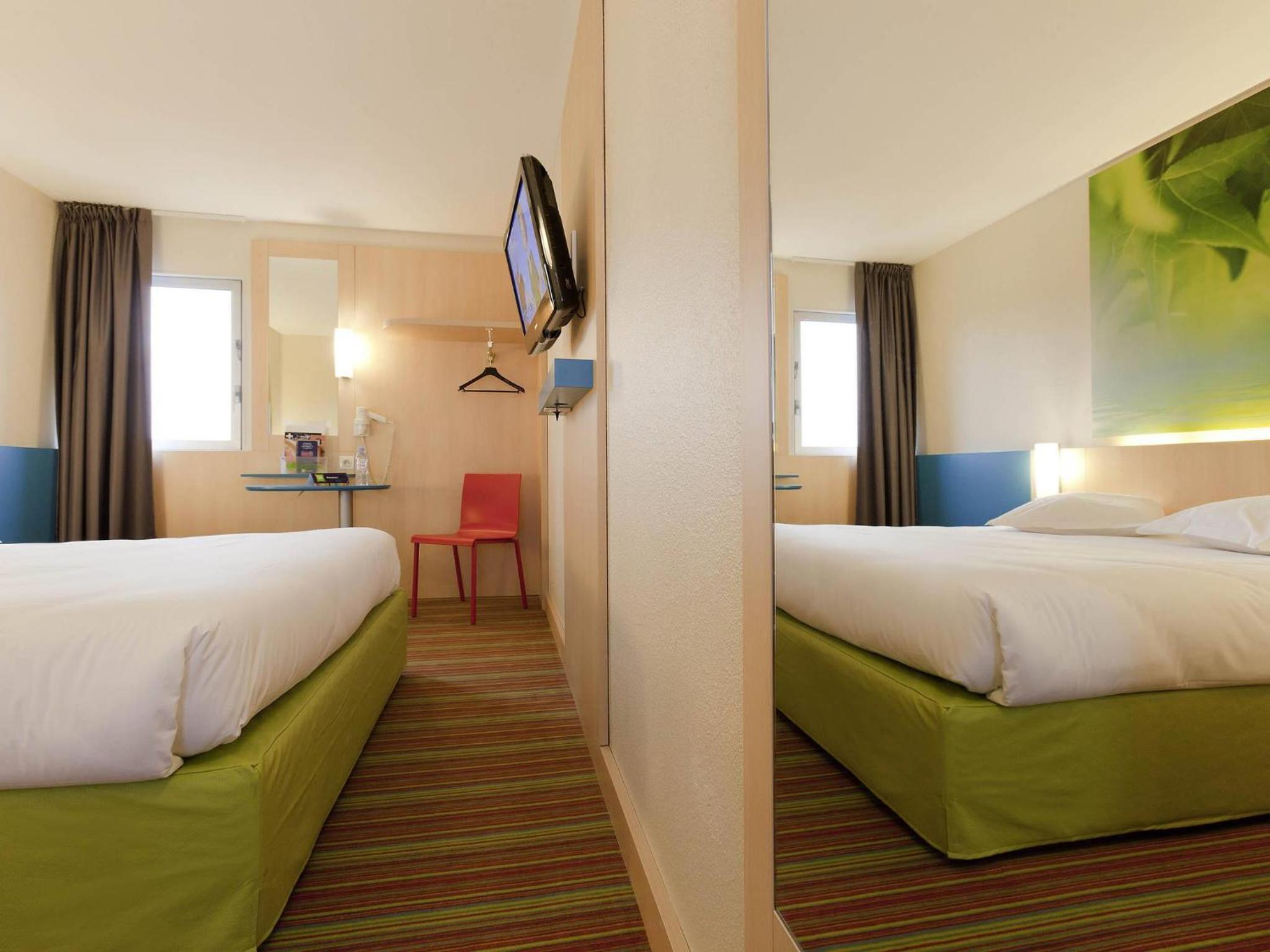Standard Family Suite with One Double Bed and Twin Beds - Photo 1
