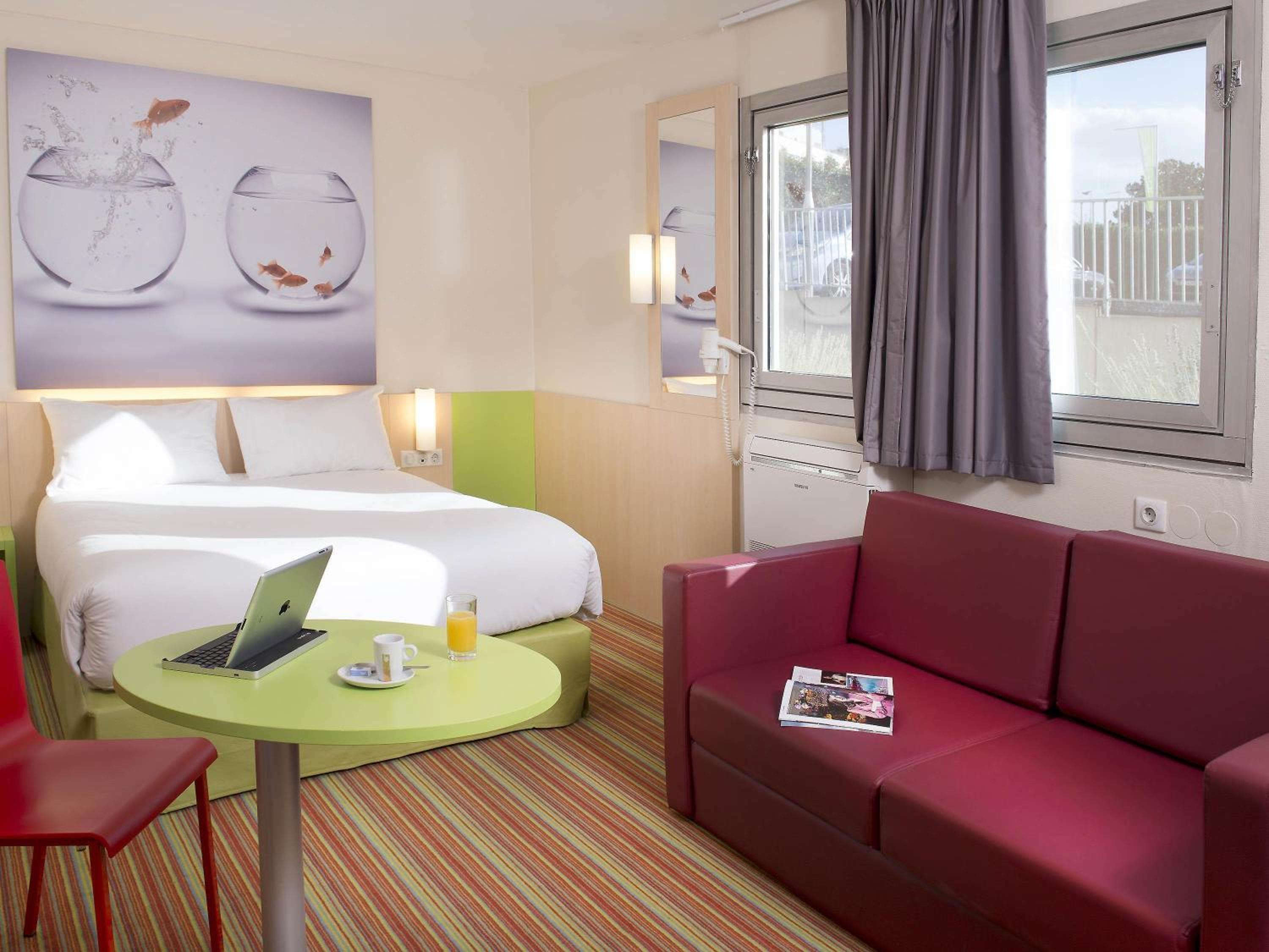 Standard Family Suite with One Double Bed and Twin Beds - Photo 3