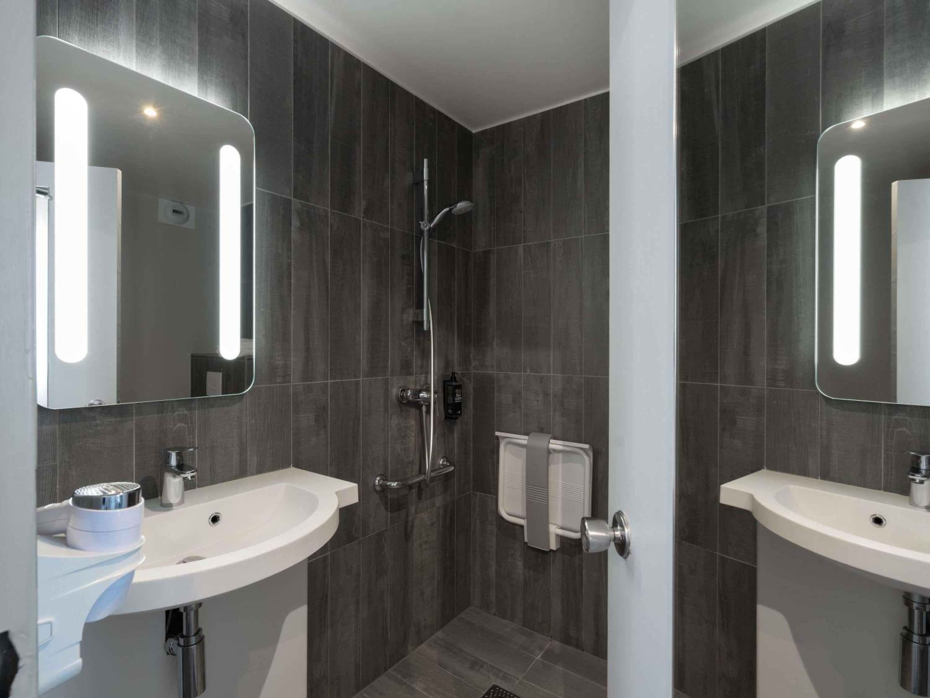 Classic Double Room - Mobility Accessible - Photo 3