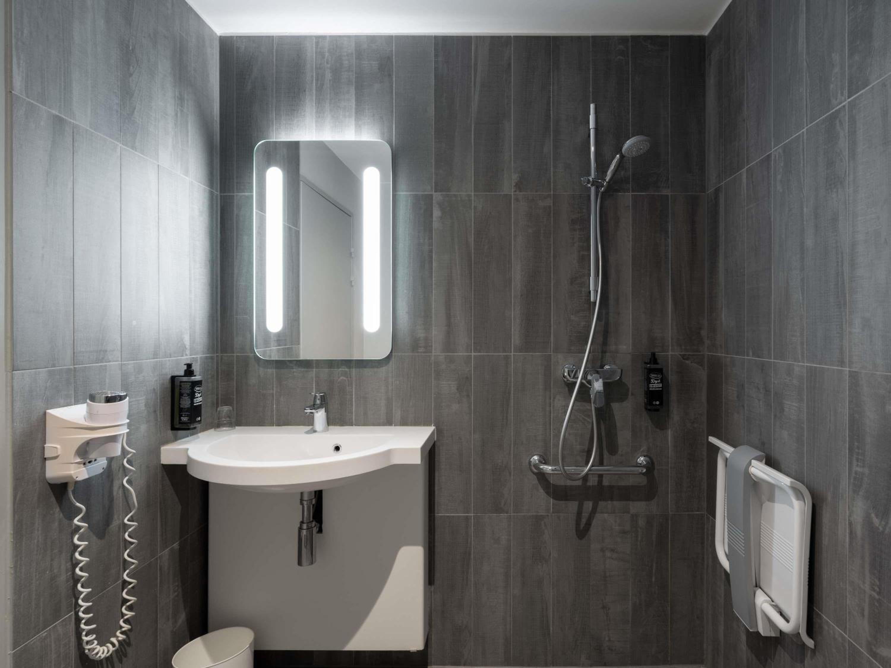Classic Double Room - Mobility Accessible - Photo 6