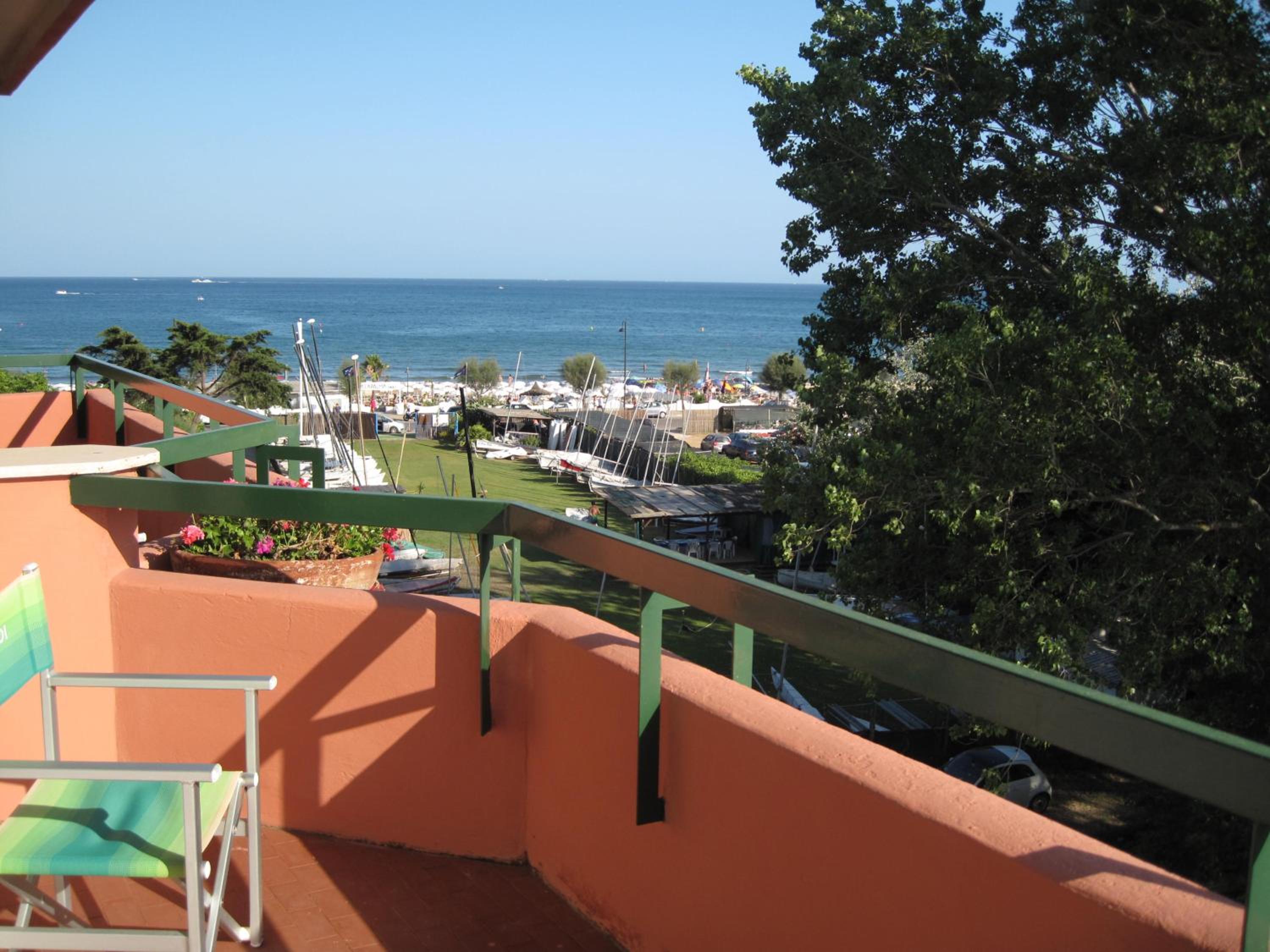 Triple Room with Balcony - Photo 12