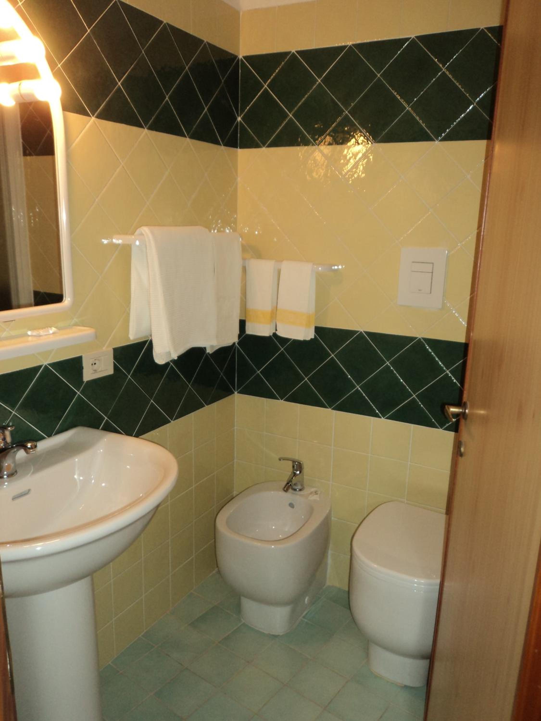 Triple Room with Balcony - Photo 9