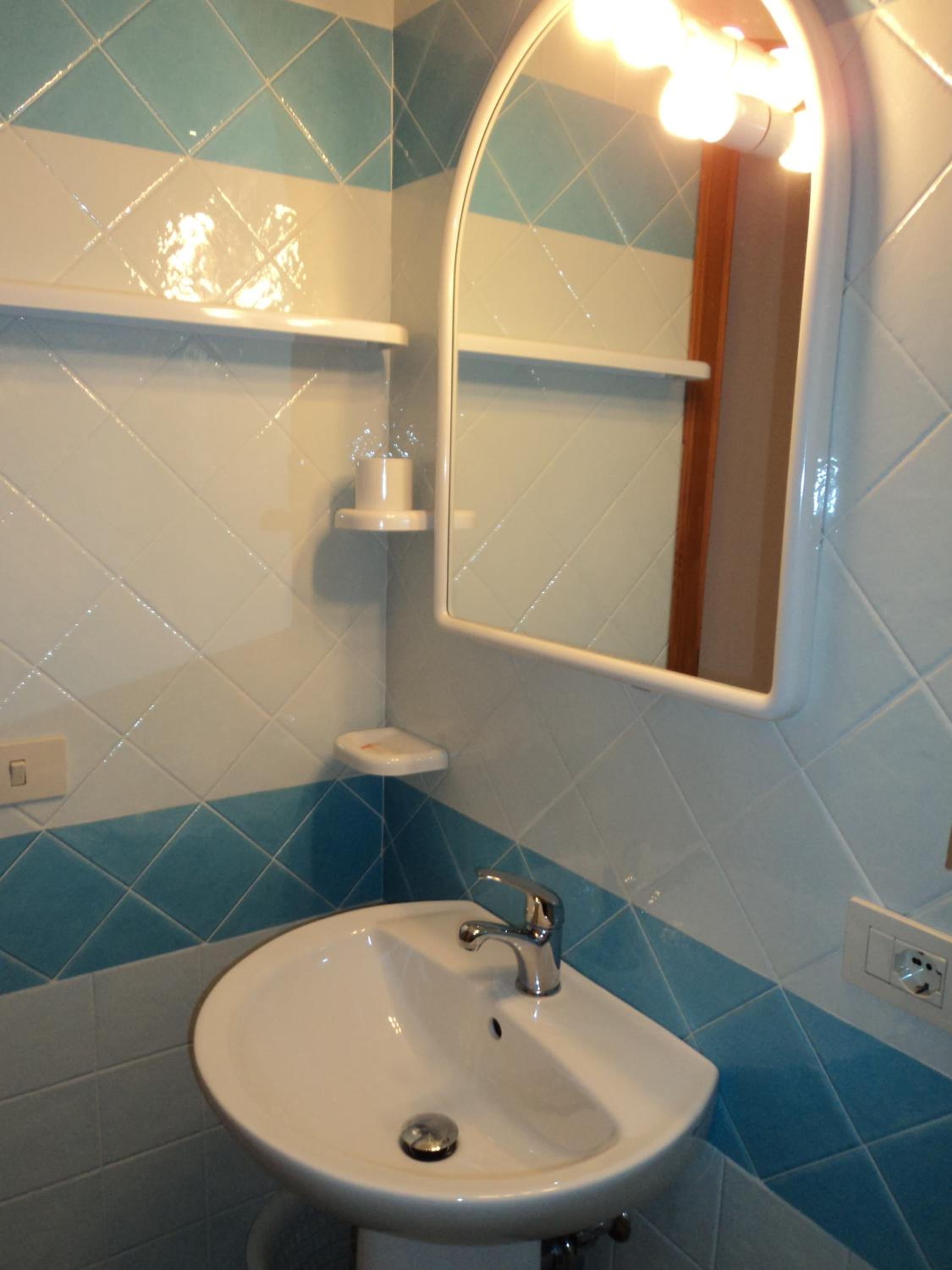 Double Room with Balcony - Photo 8