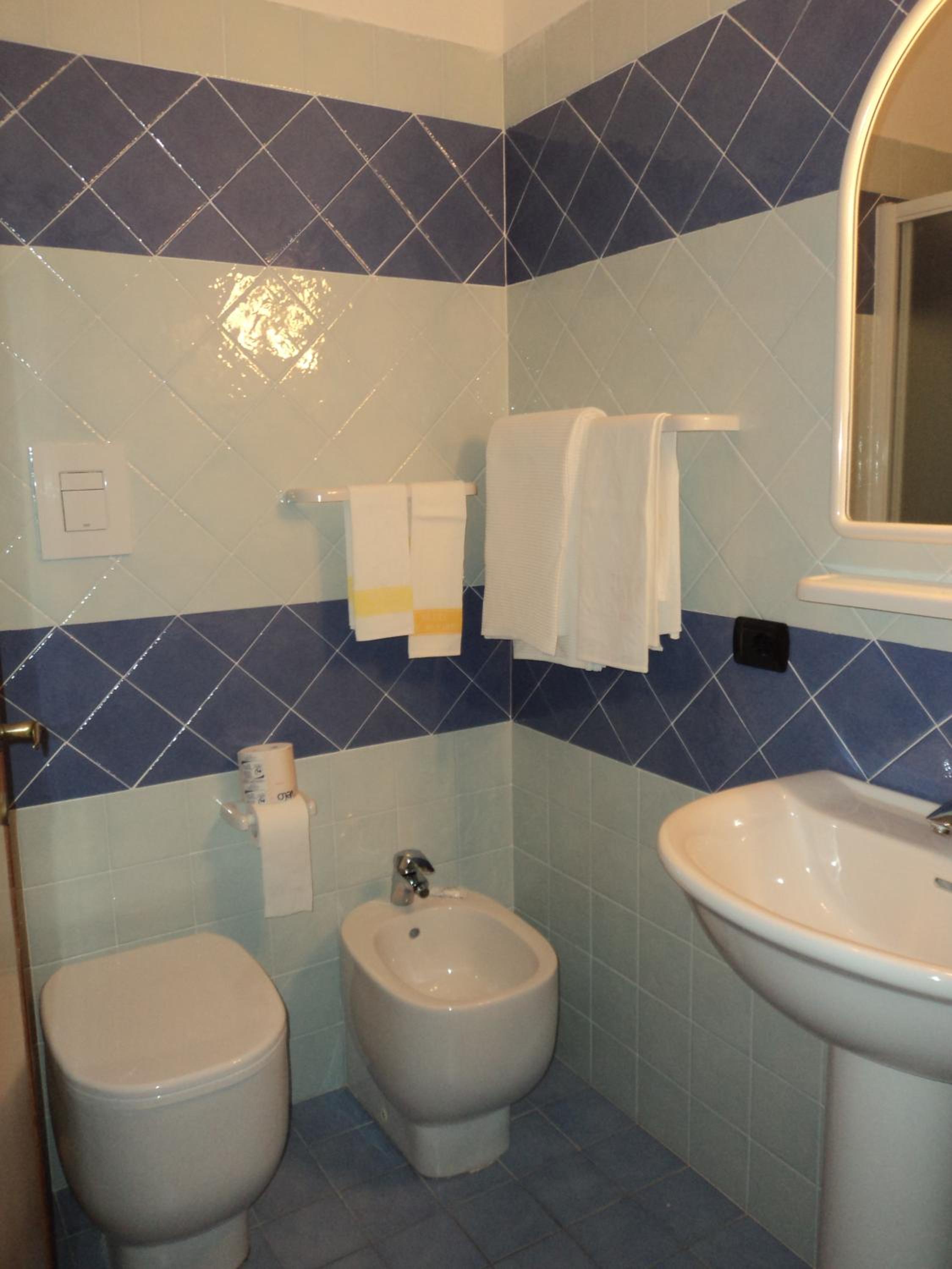 Double Room with Balcony - Photo 9