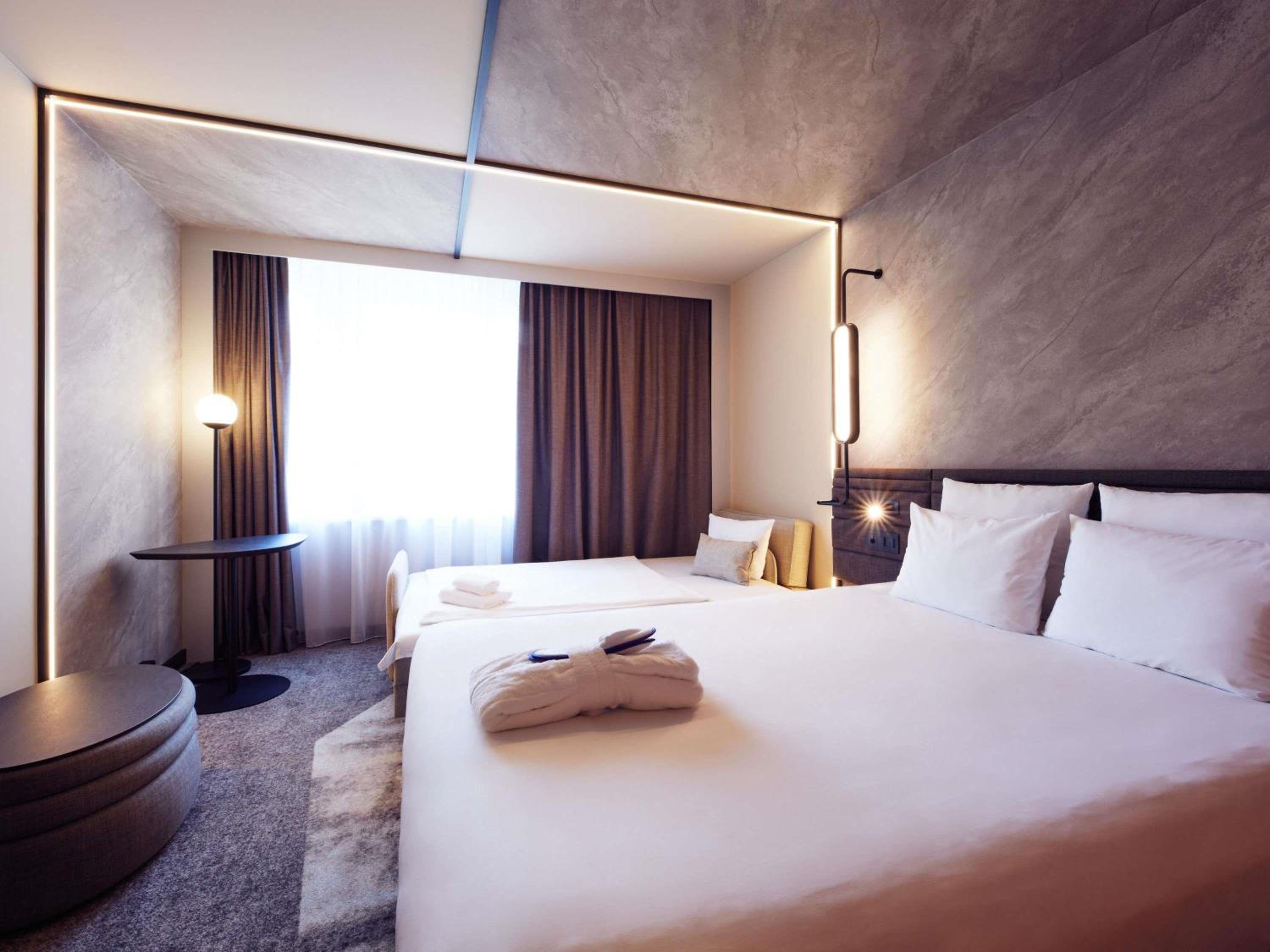 Executive Room with Double Bed and Sofa - Photo 4