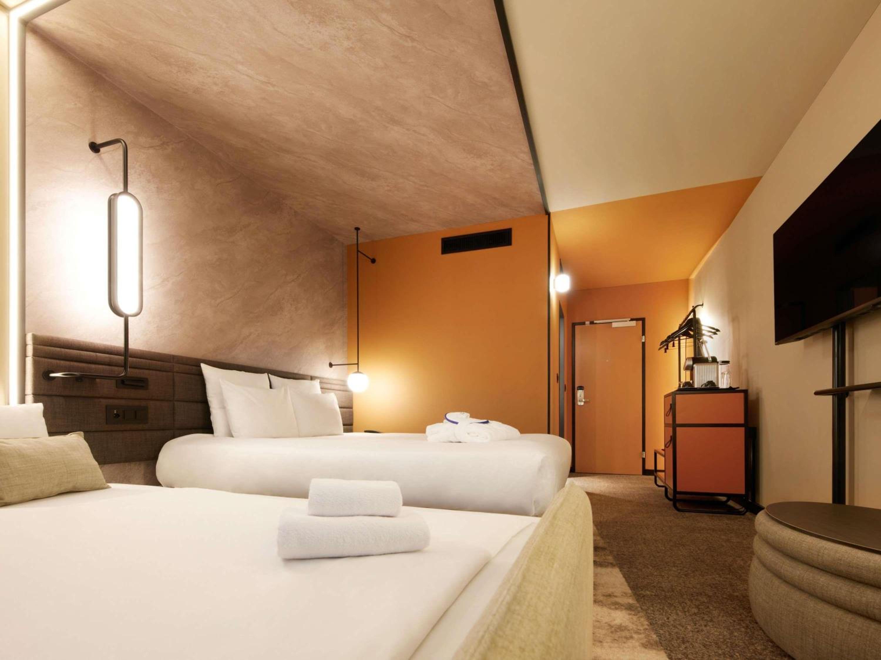 Executive Room with Double Bed and Sofa - Photo 2