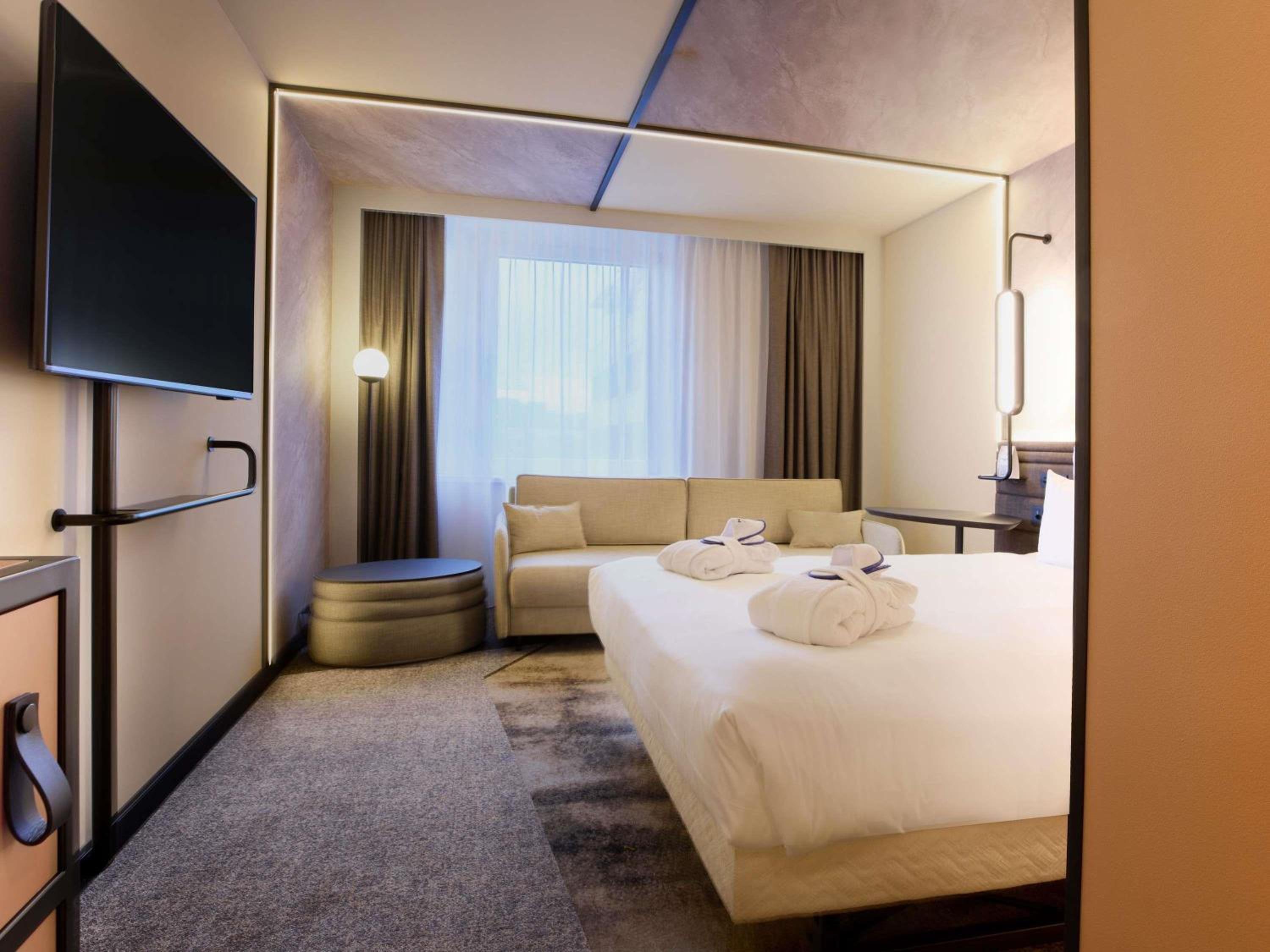 Executive Room with Double Bed and Sofa - Photo 5