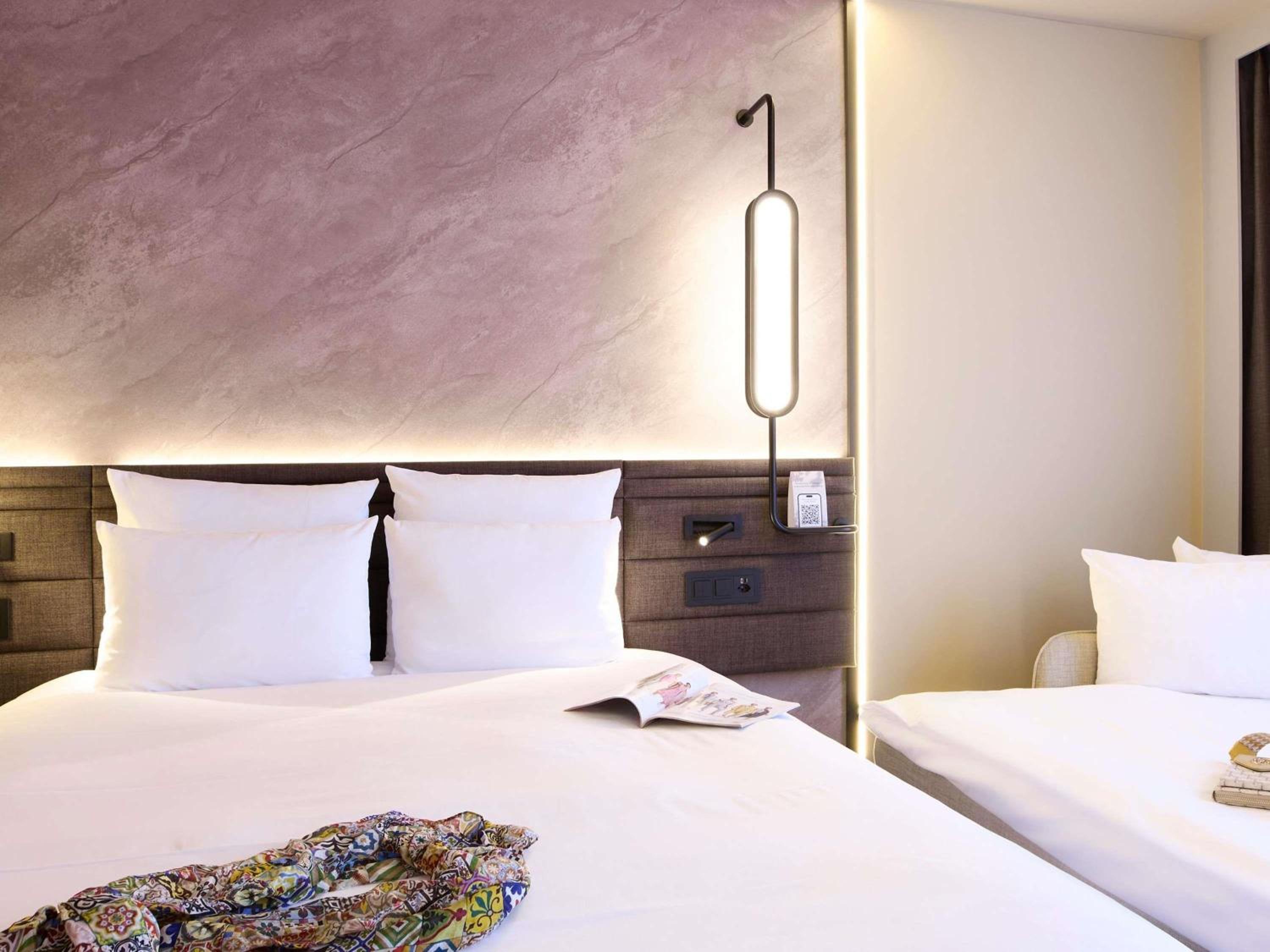 Executive Room with Double Bed and Sofa - Photo 9