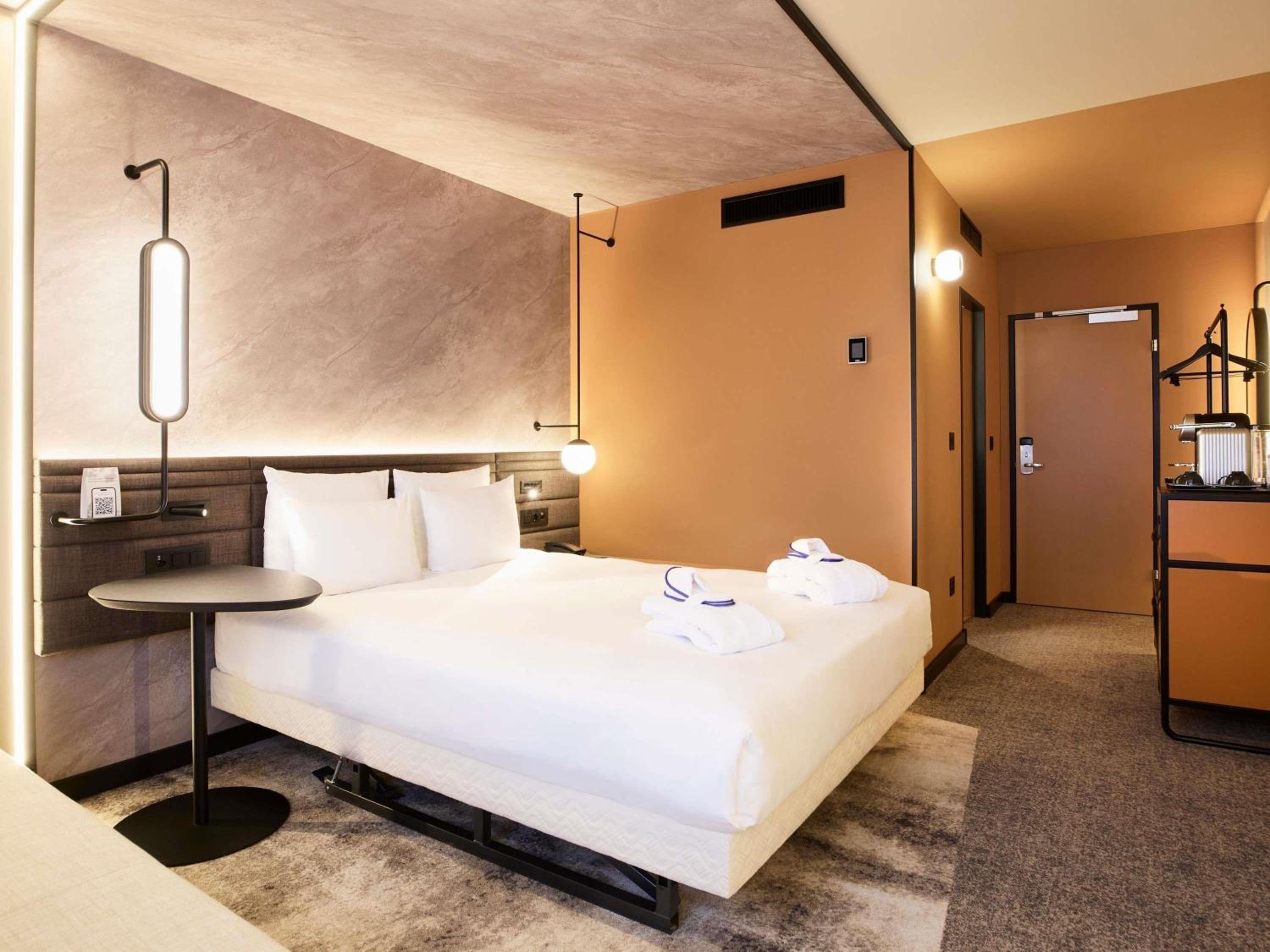 Executive Room with Double Bed and Sofa - Photo 10