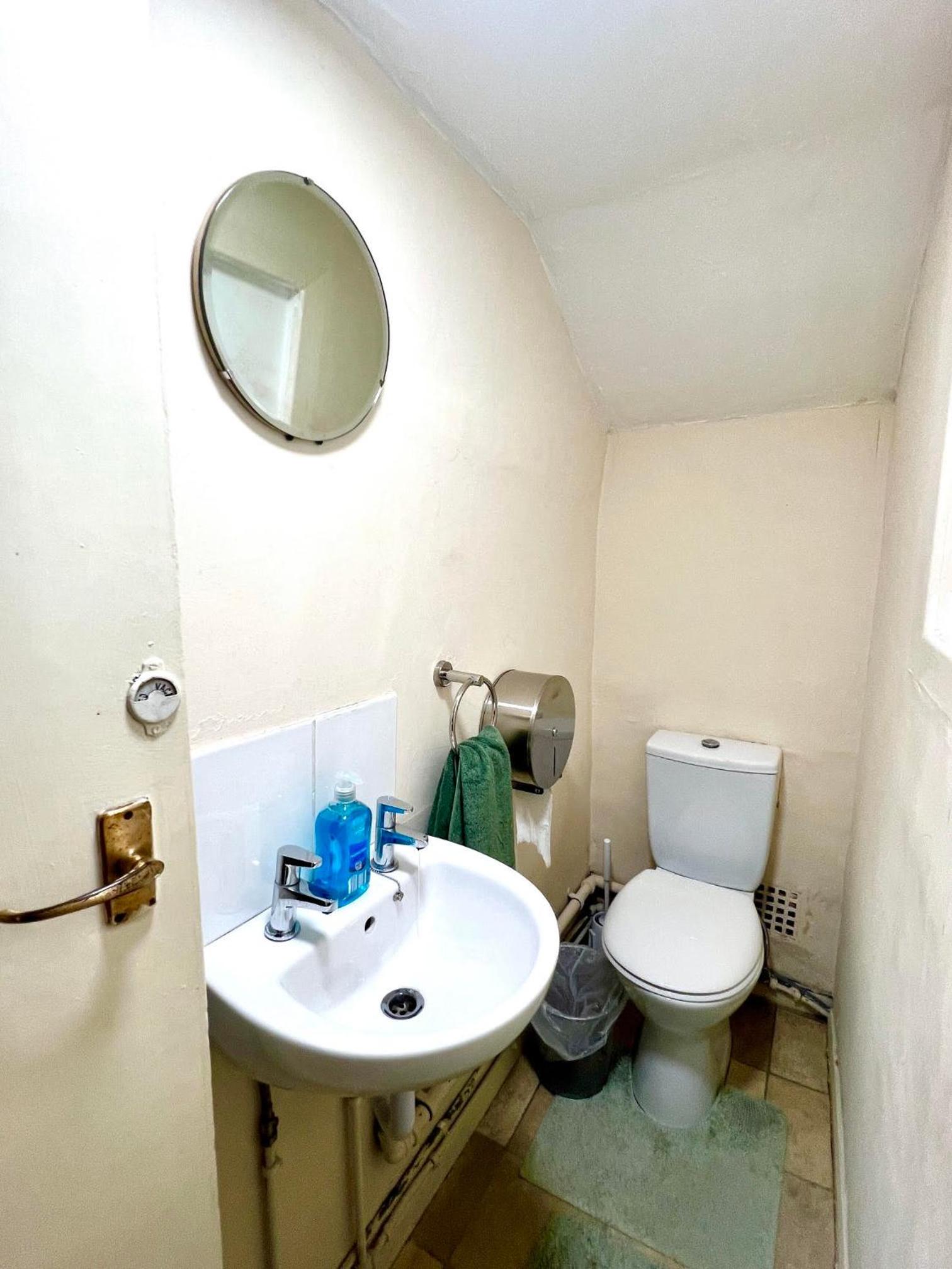 Double or Twin Room Without Shower photo 3