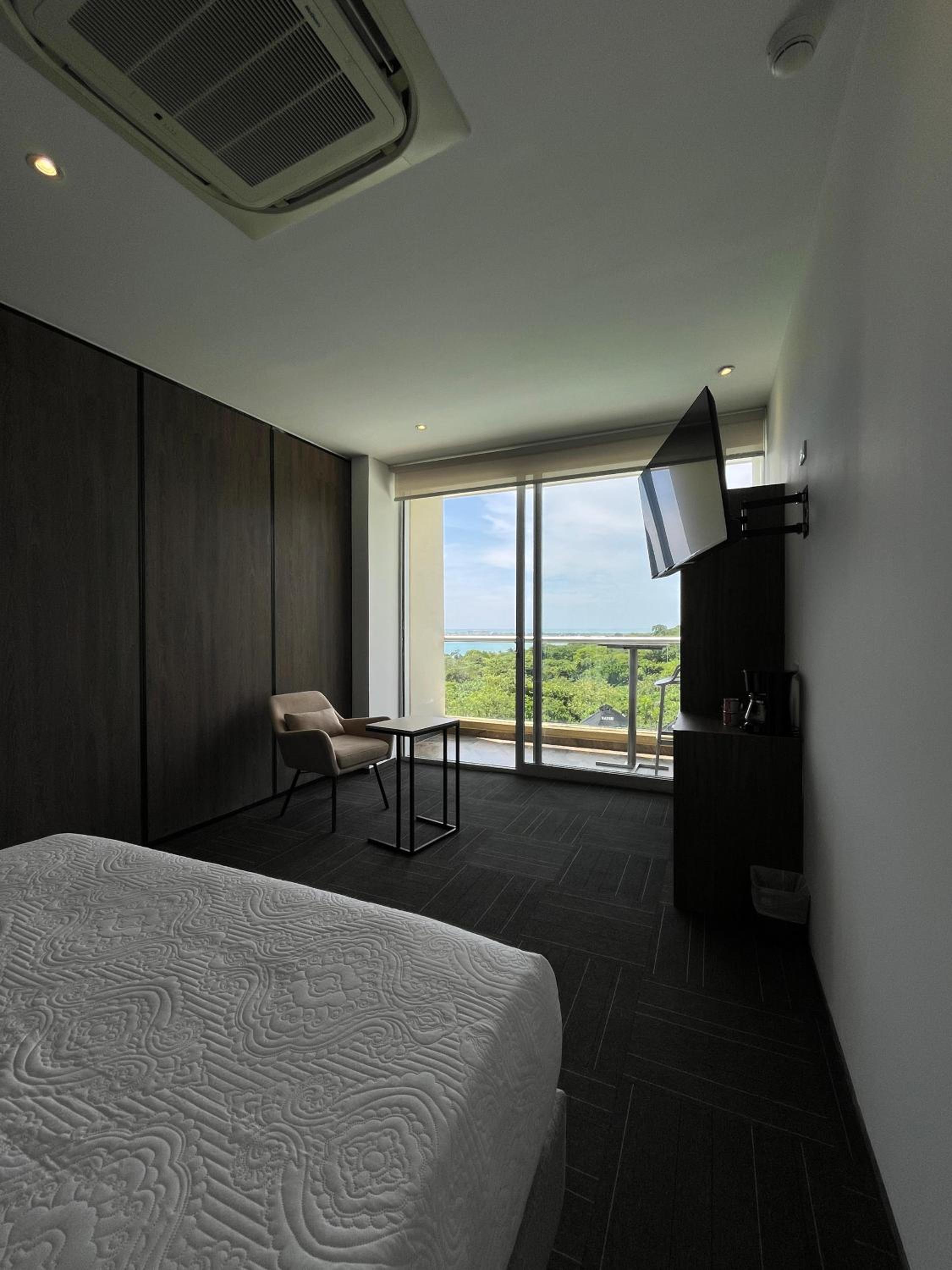 Deluxe Double Room with Balcony and Sea View photo 2