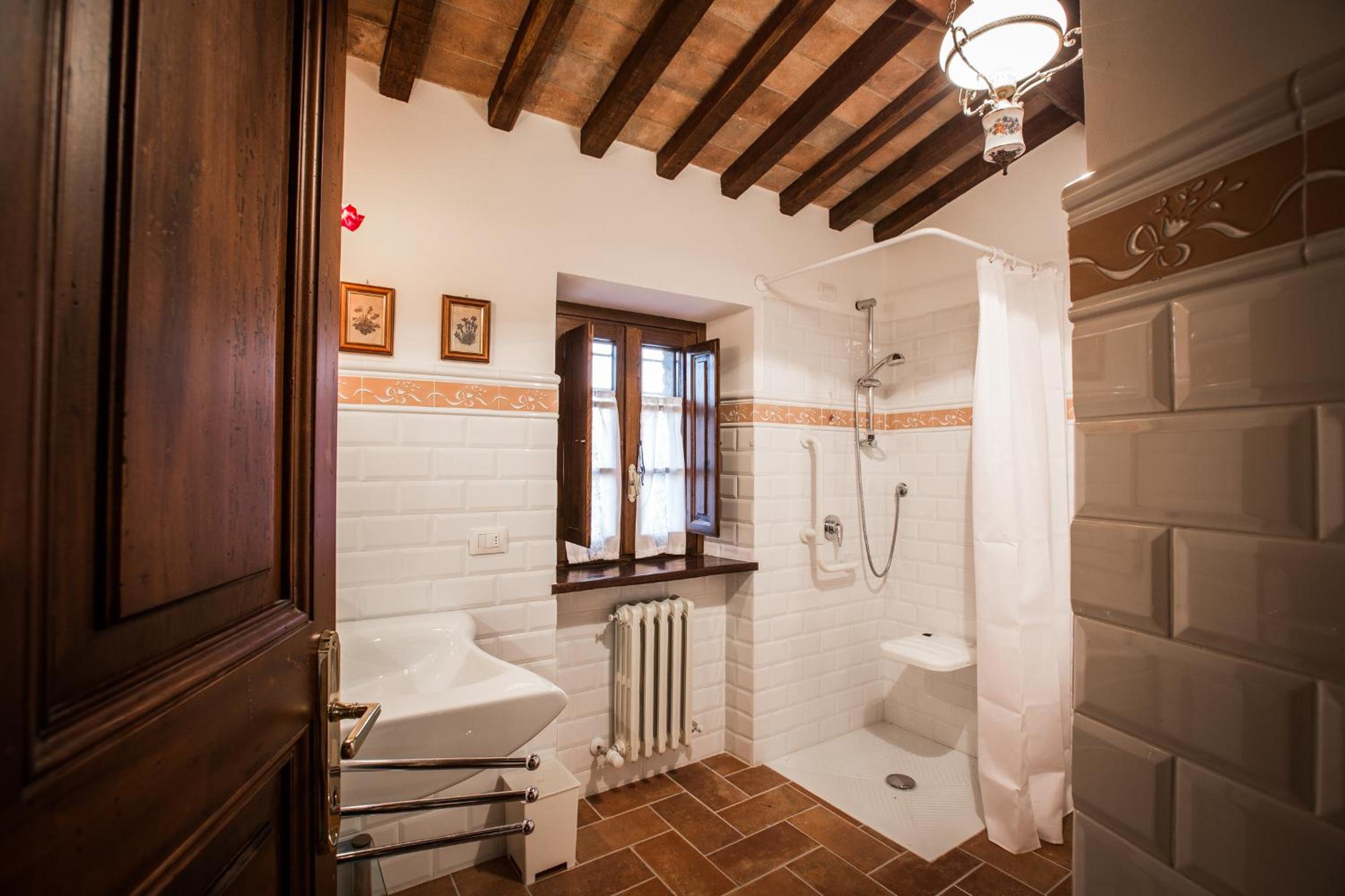 Quadruple Room - Disability Access photo 3
