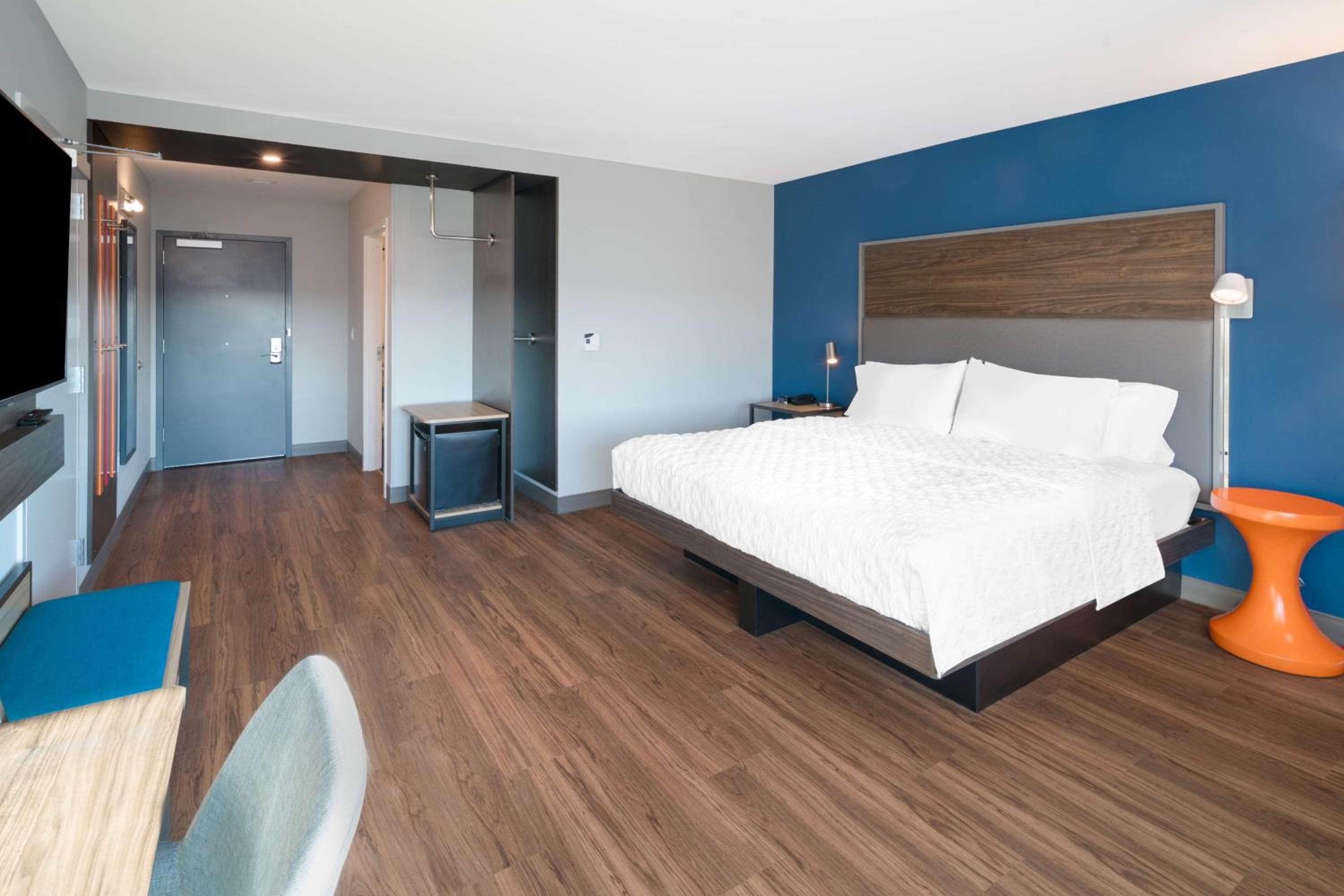 King Room with Roll-In Shower - Mobility Access - Photo 1