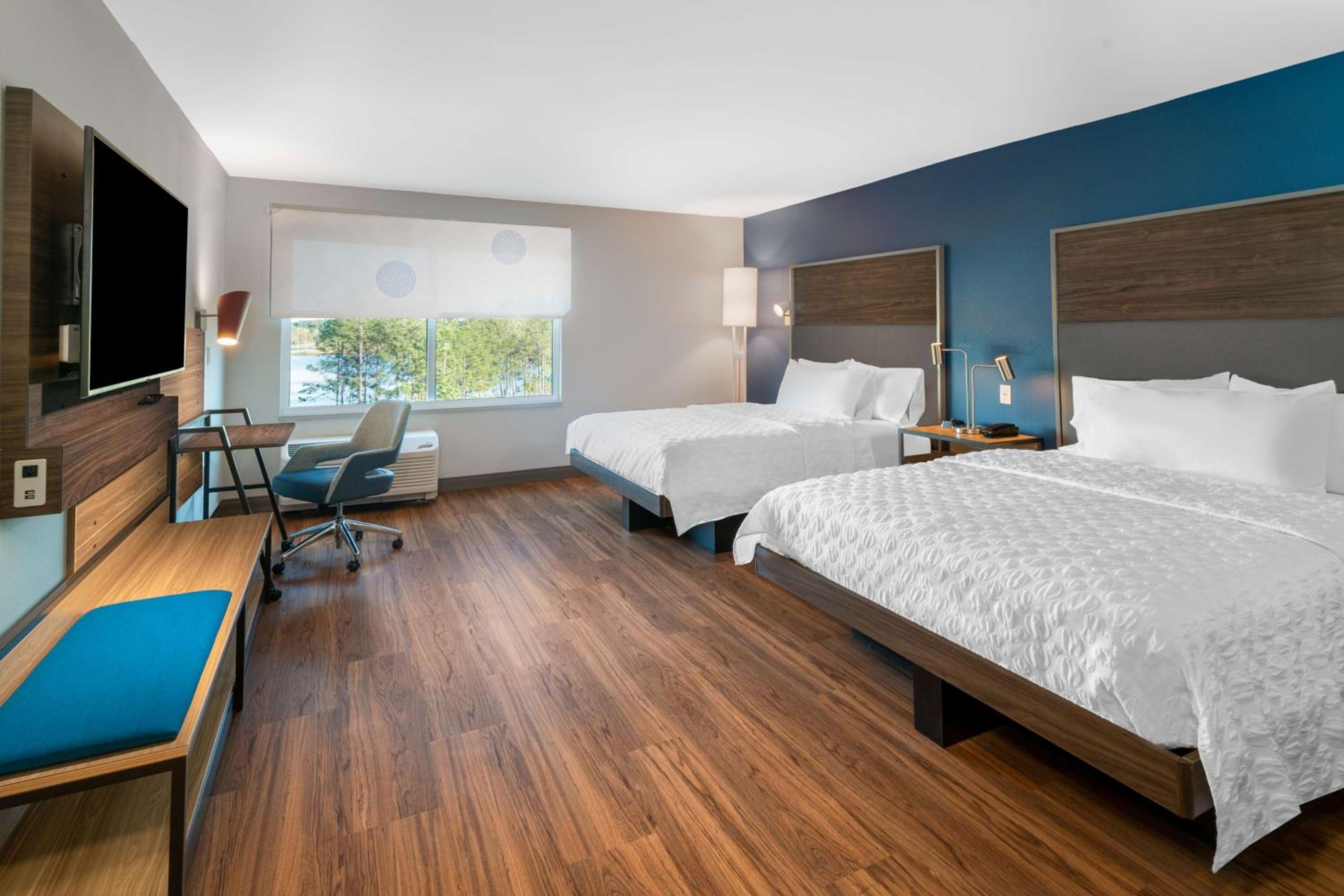 Queen Room with Two Queen Beds and Roll-In Shower - Mobility Access - Photo 3