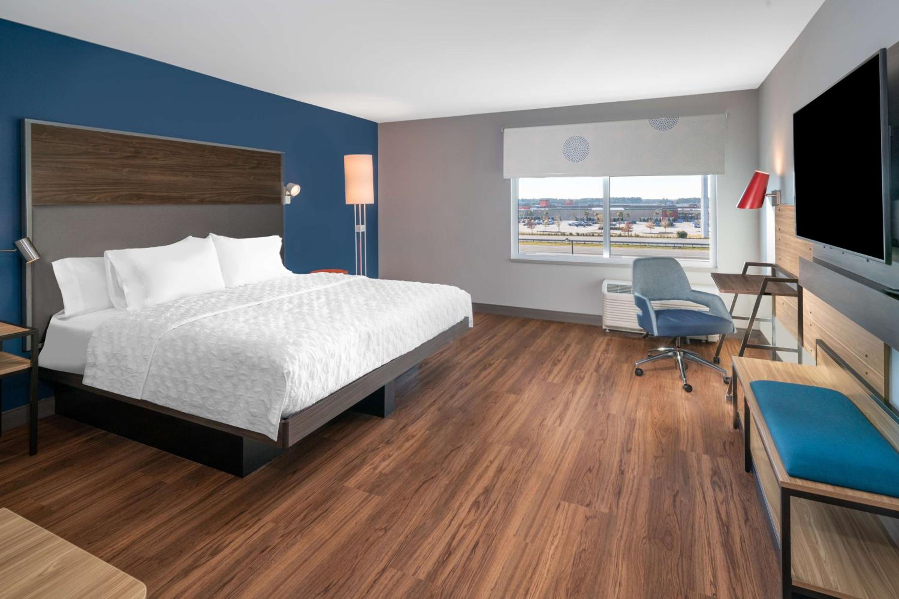 King Room with Roll-In Shower - Mobility Access - Photo 4