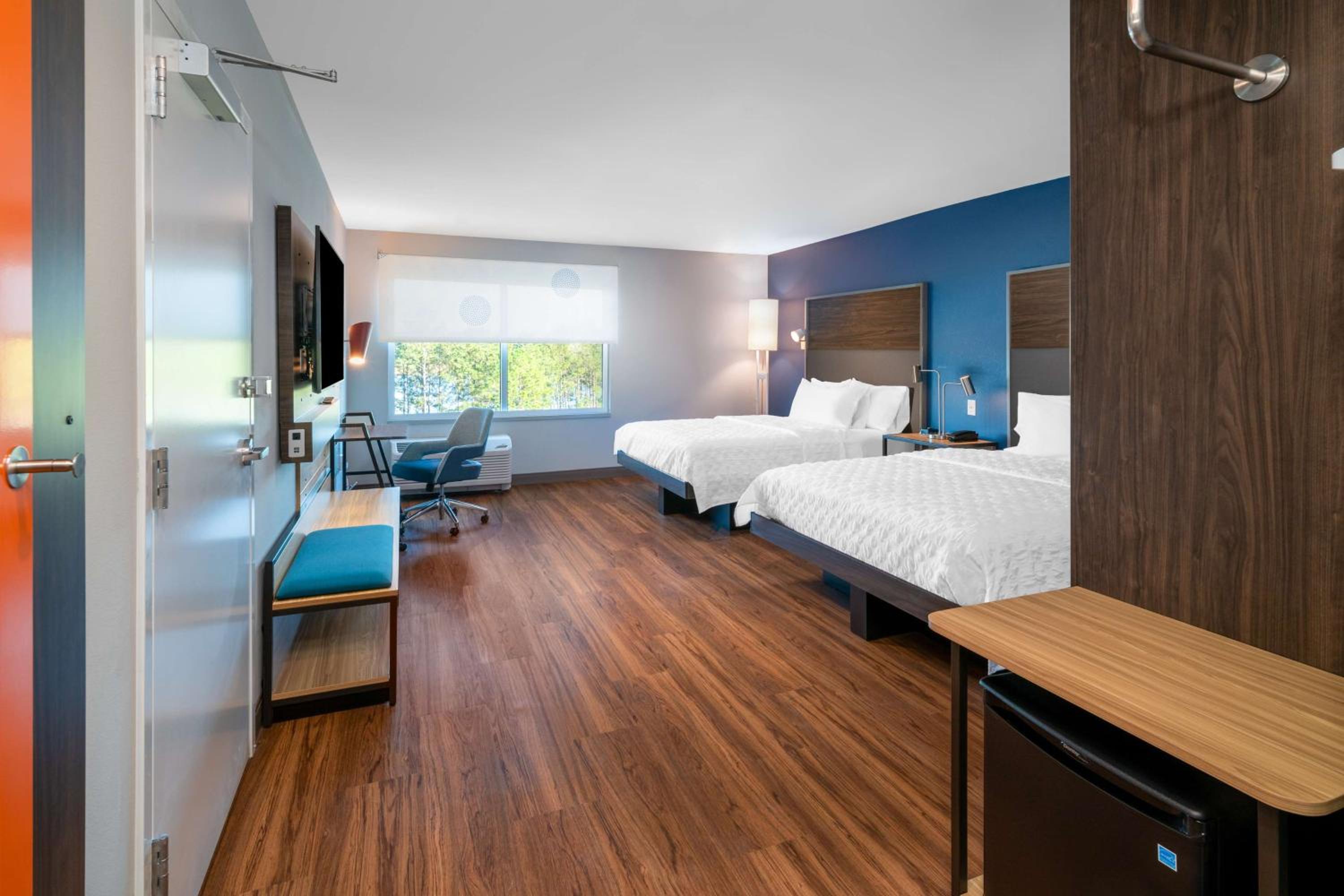 Queen Room with Two Queen Beds - Photo 4