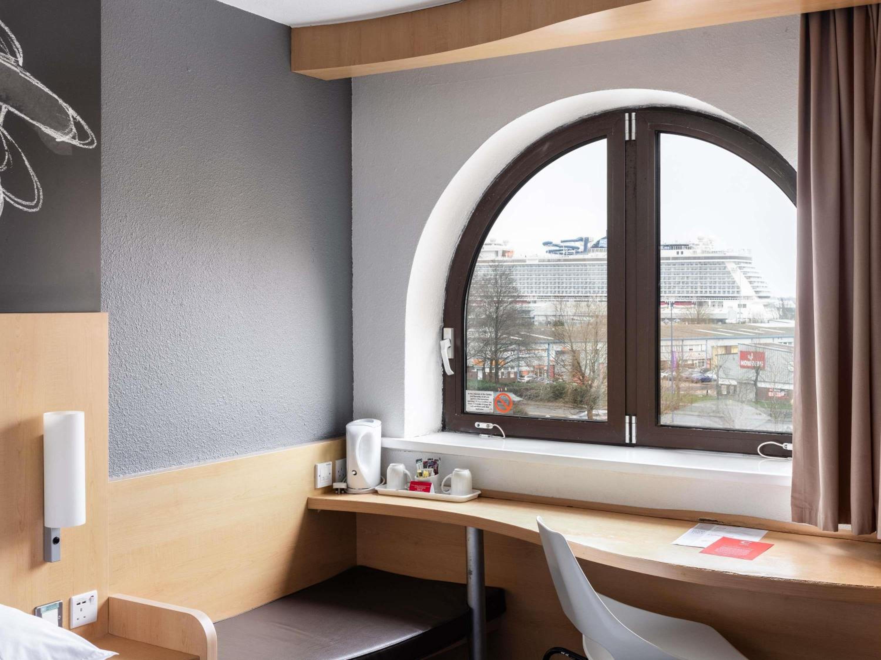Standard Double Room with Harbor View - Photo 2