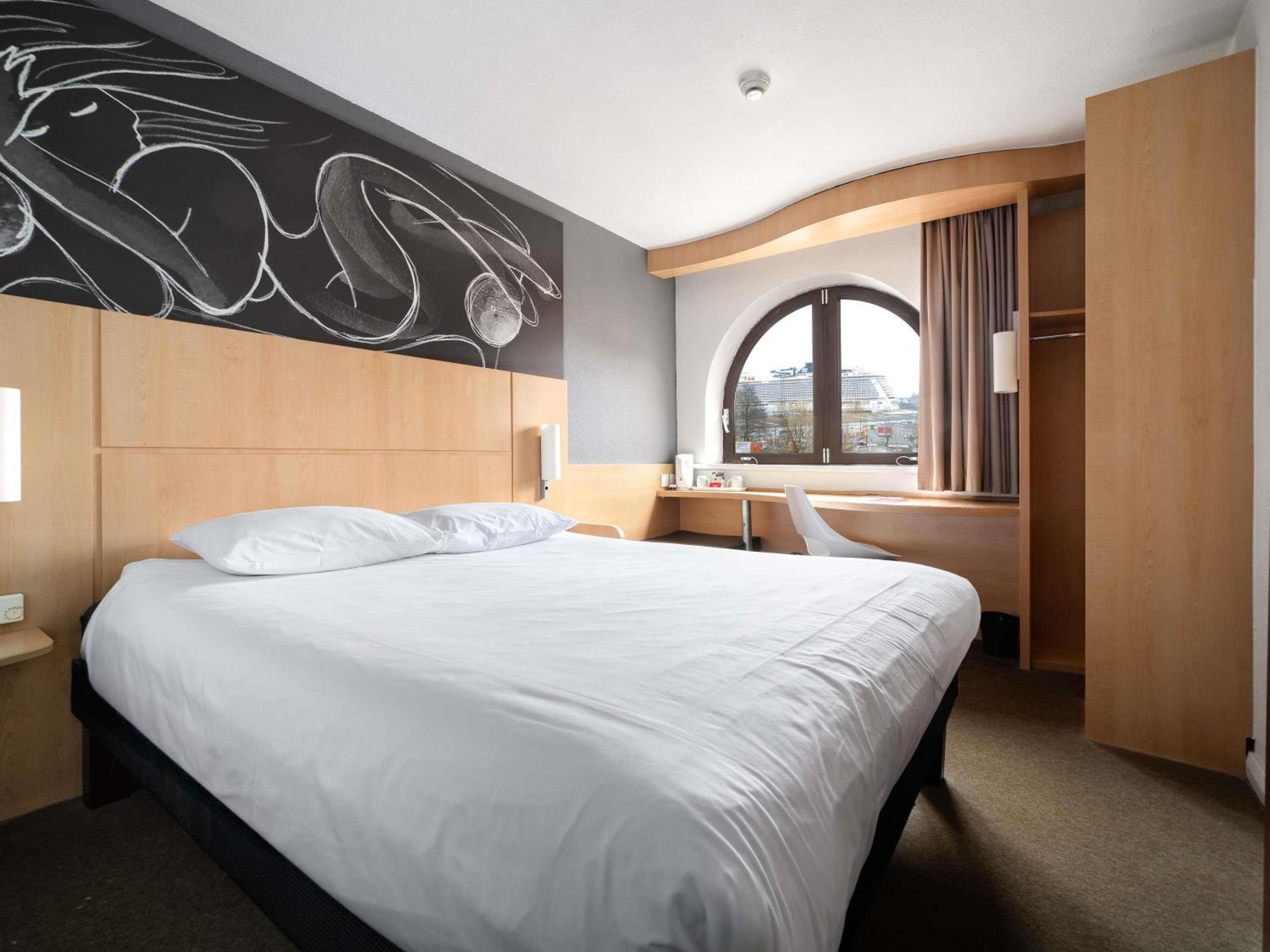 Standard Double Room with Harbor View - Photo 3