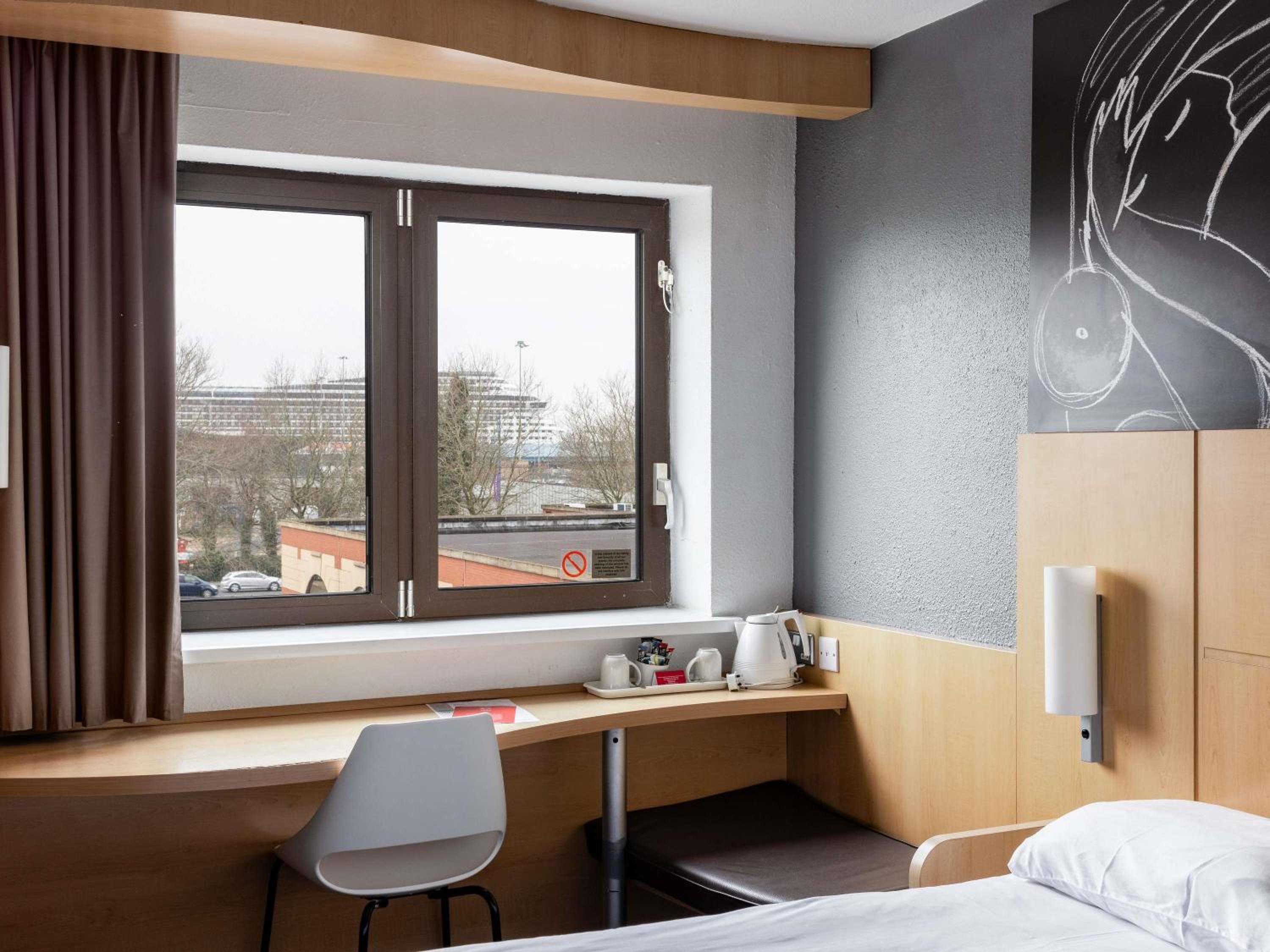 Standard Twin Room with Harbor View - Photo 2