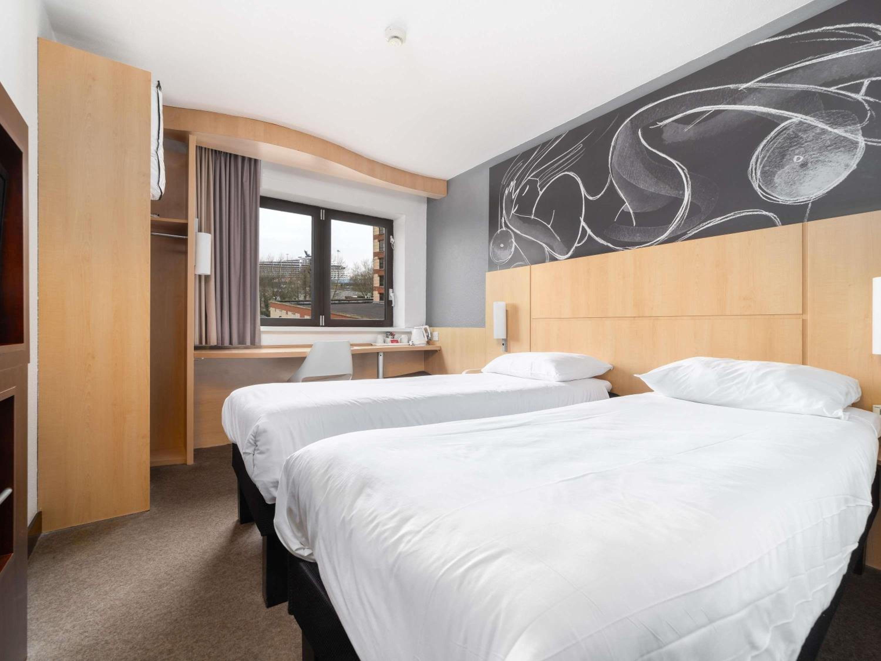 Standard Twin Room with Harbor View - Photo 3
