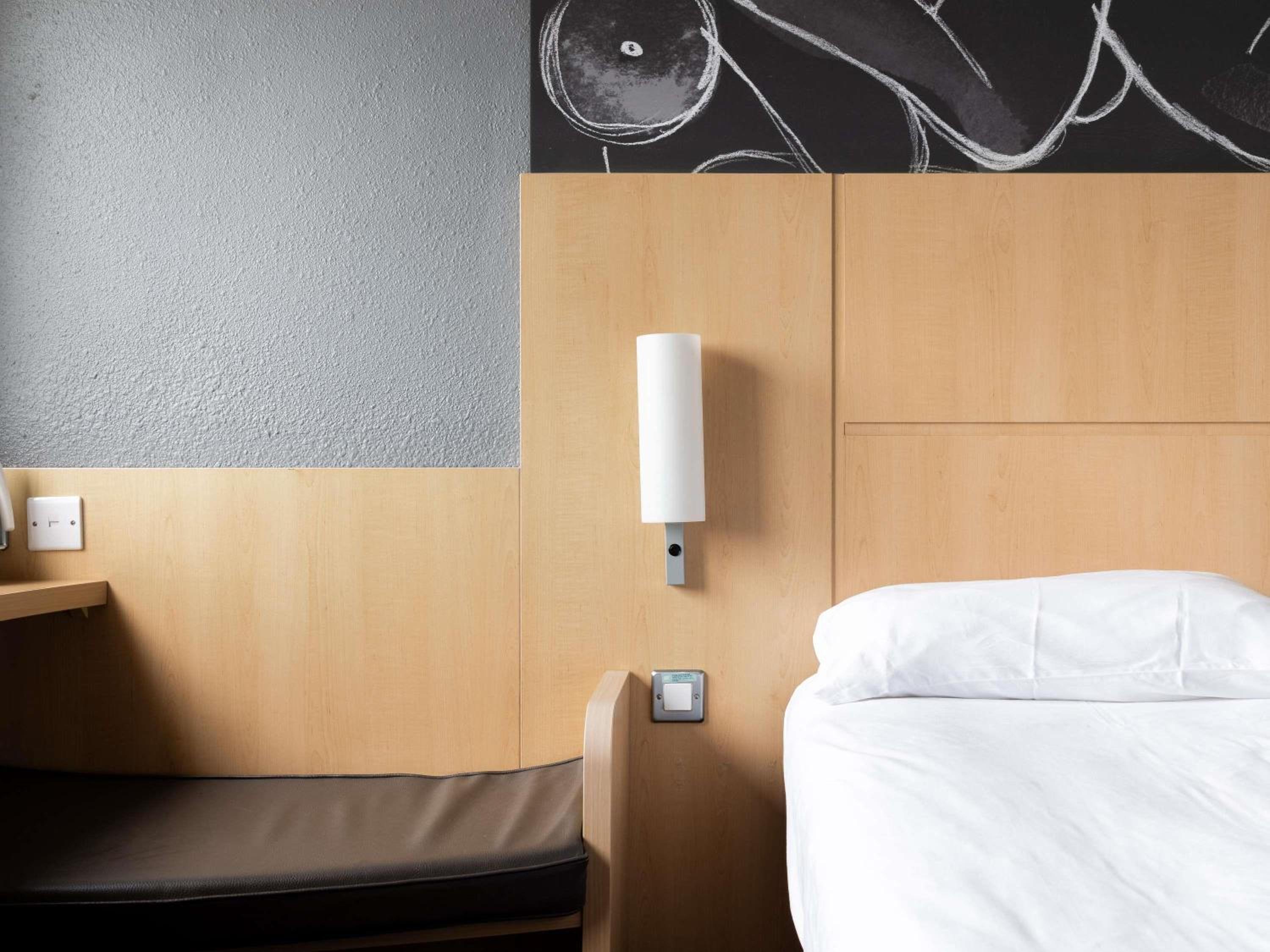 Standard Twin Room with Harbor View - Photo 4