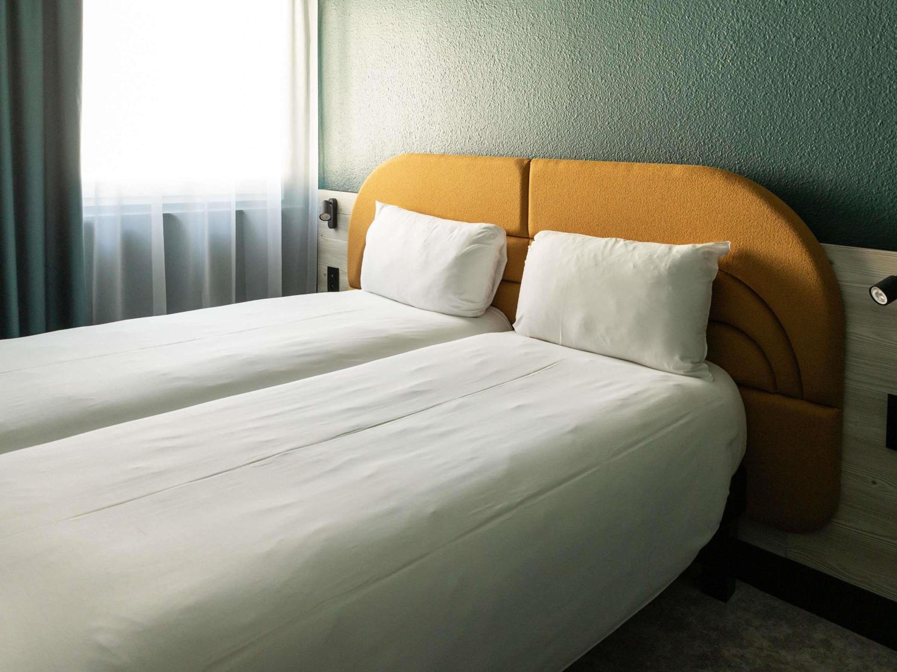 Standard Room with 2 Single Beds - Photo 2
