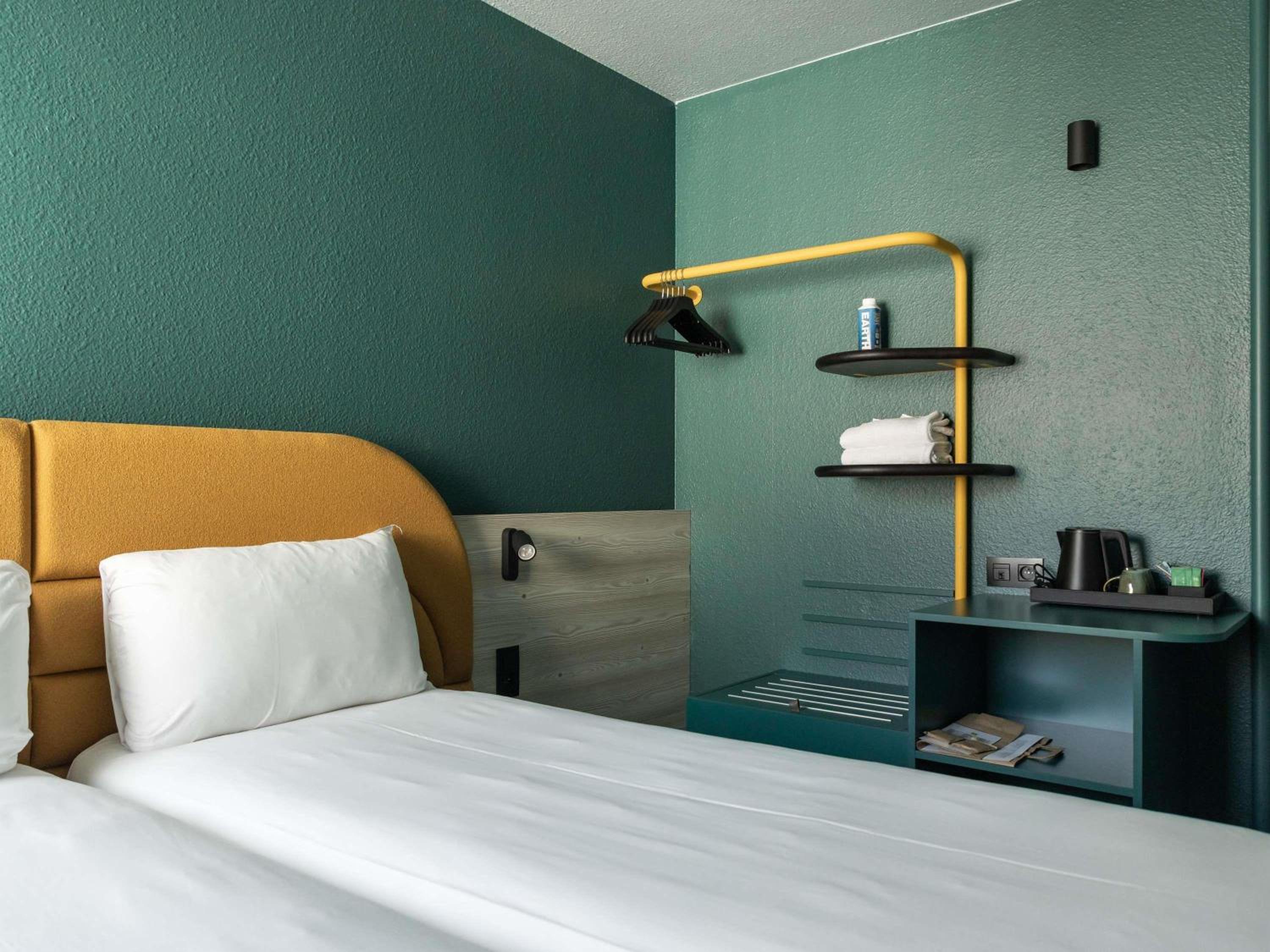 Standard Room with 2 Single Beds - Photo 3